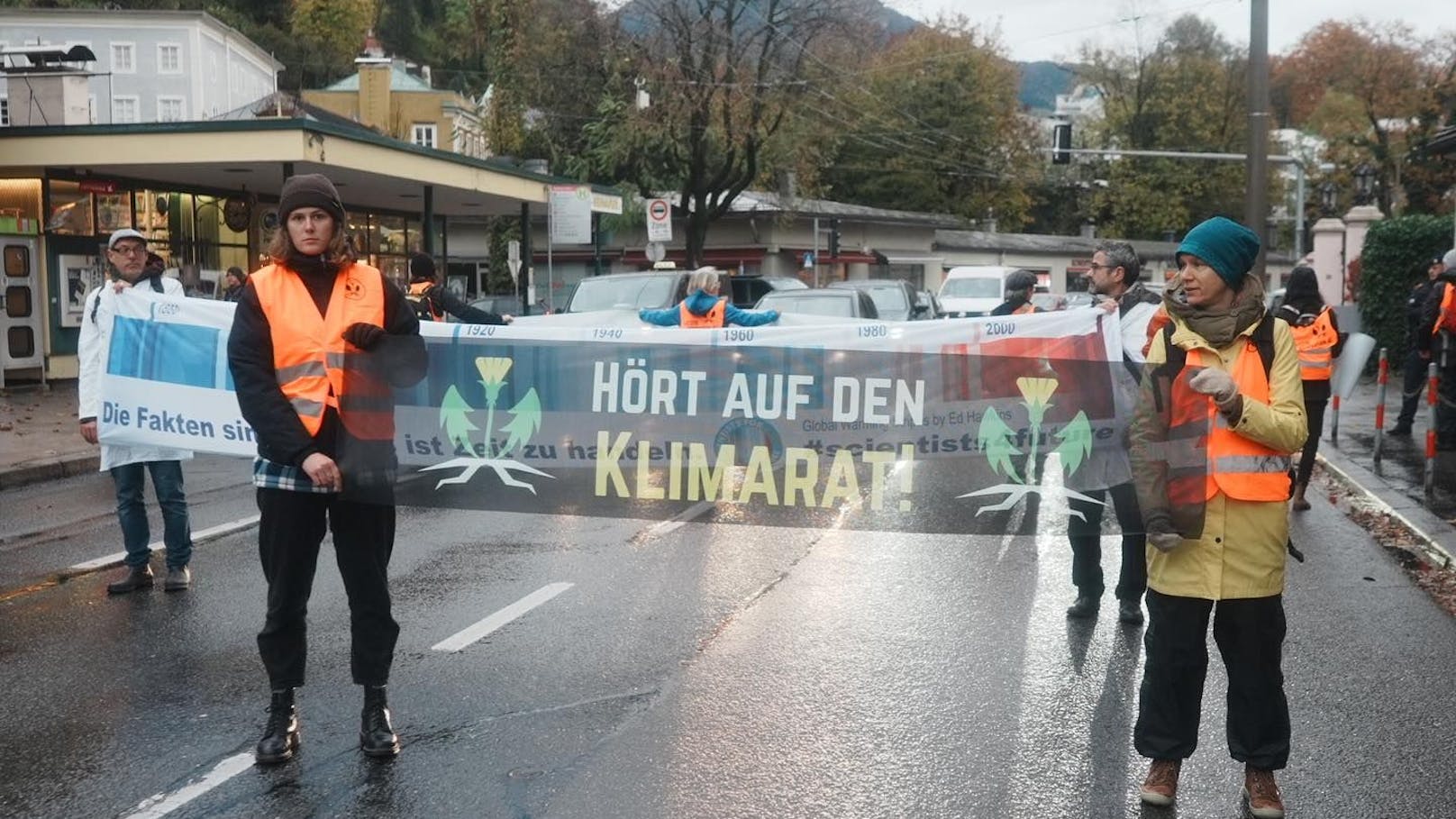 Klima-Aktivisten in Salzburg blockieren Rettungseinsatz