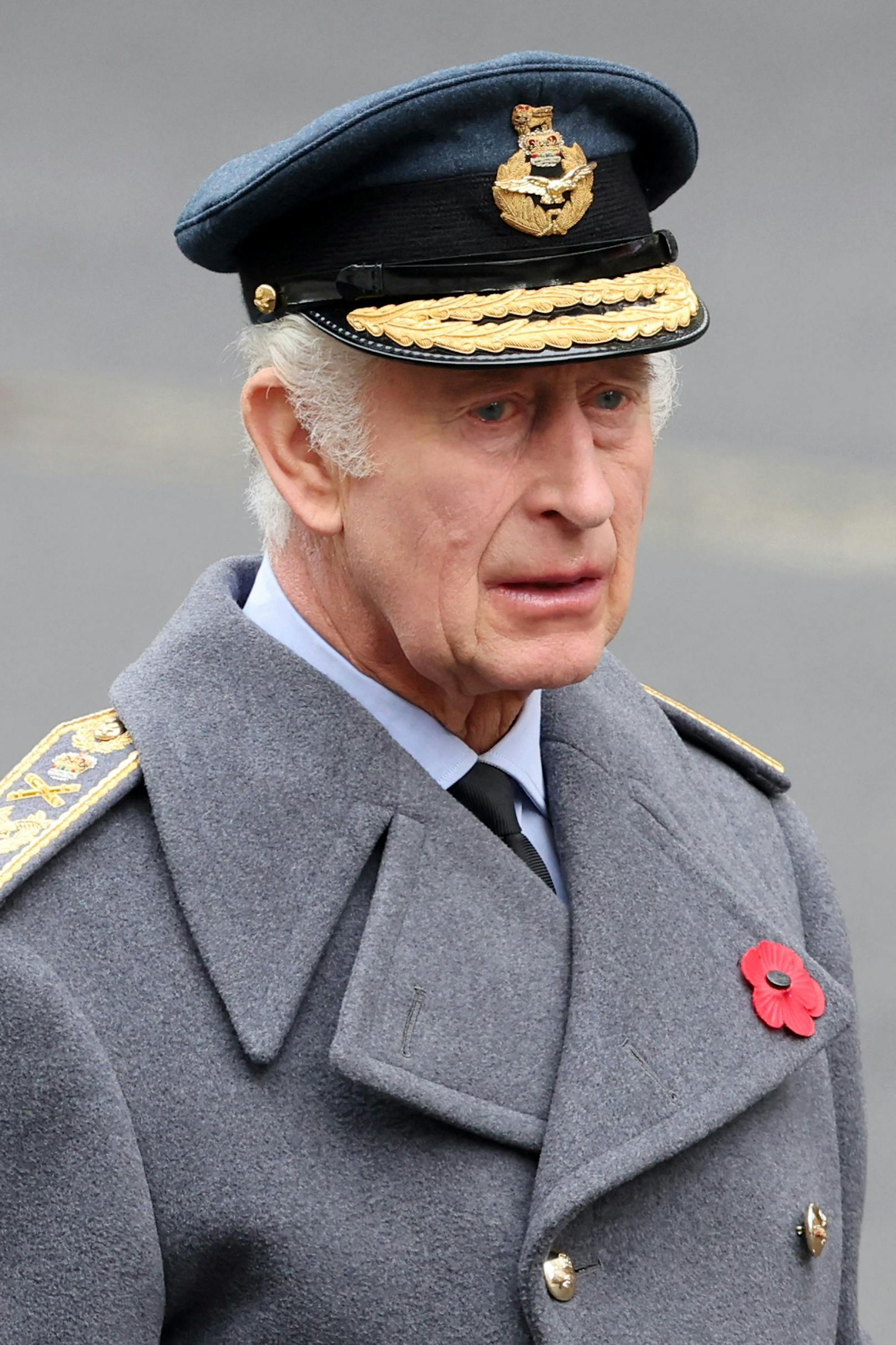 König Charles III. zeigte sich nachdenklich und betroffen bei seiner Teilnahme am Nationalen Gedenkgottesdienst 2023.