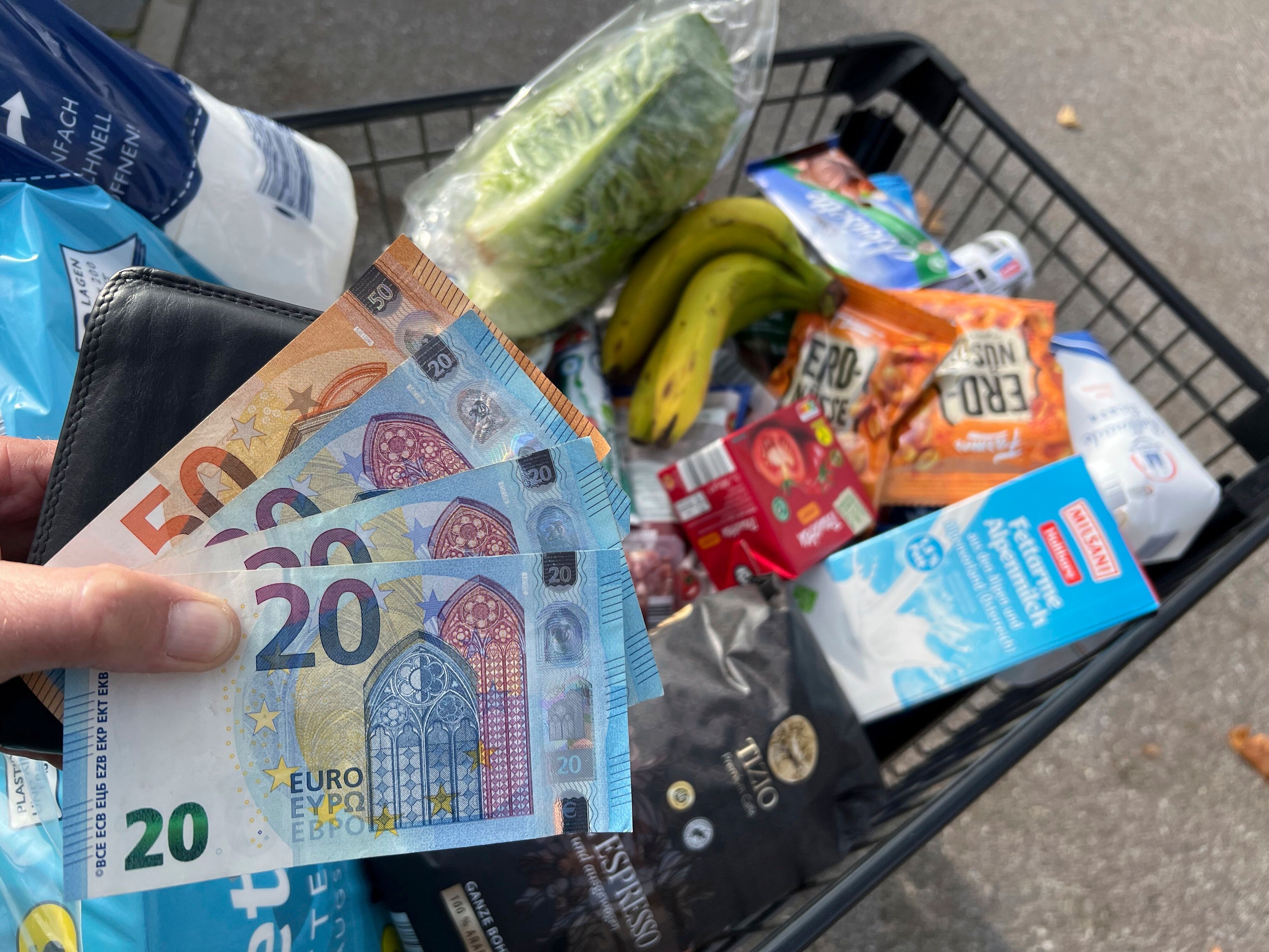 Beim Einkaufen im Supermarkt spüren wir die Teuerung besonders - die Preissteigerung bei Lebensmitteln ist enorm.