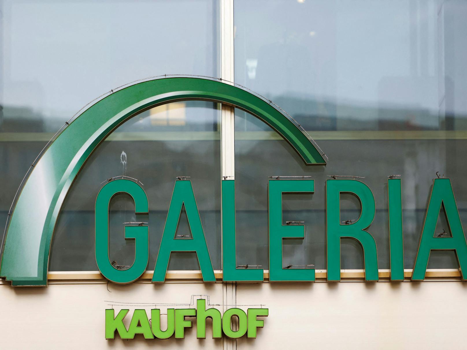 Die deutsche Kette Galeria Karstadt Kaufhof musste unter Benko, der sie mit seiner Signa 2019 übernahm,  zwei Mal Insolvenz anmelden.