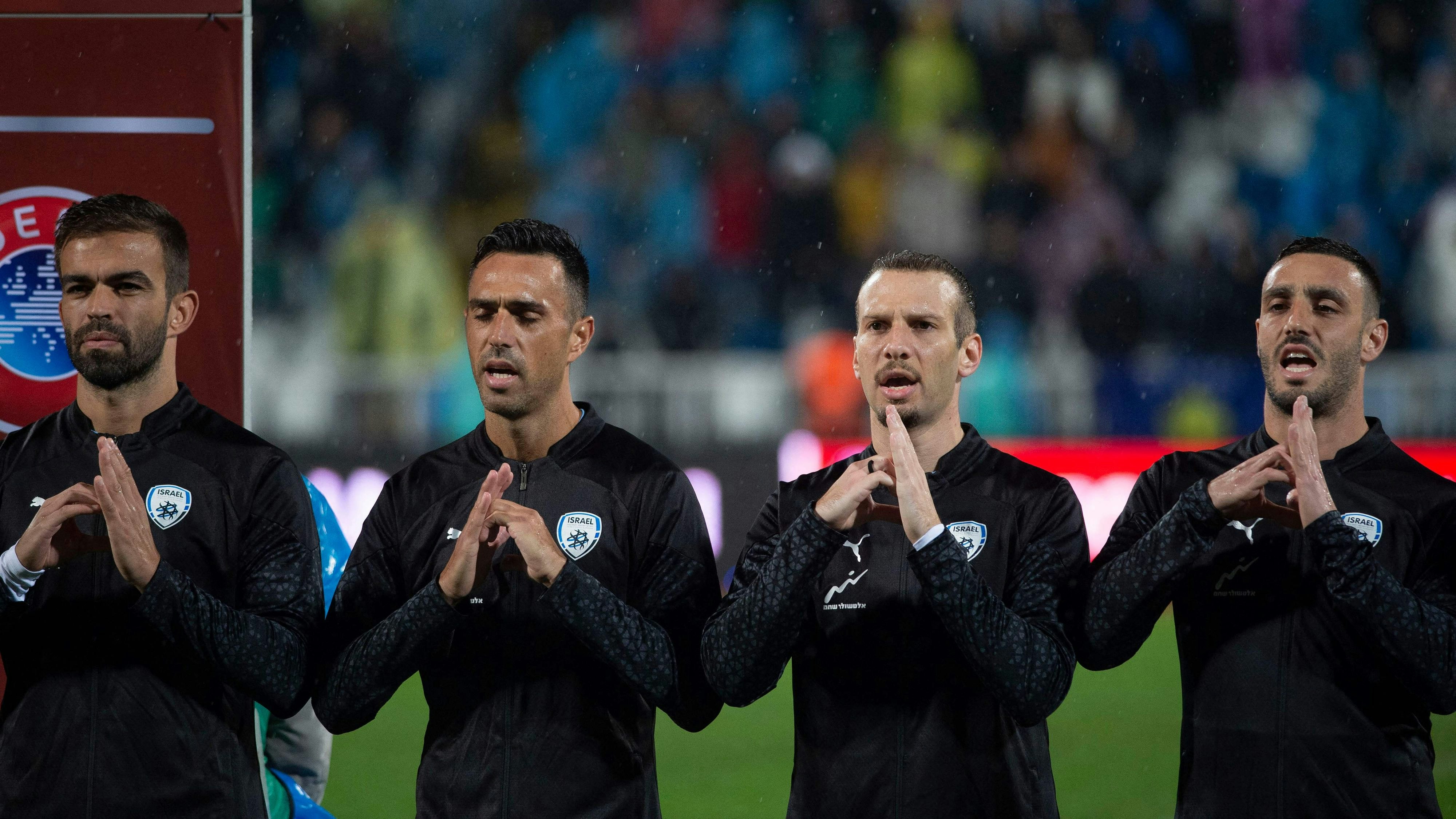 Die israelischen Spieler bei der Nationalhymne.