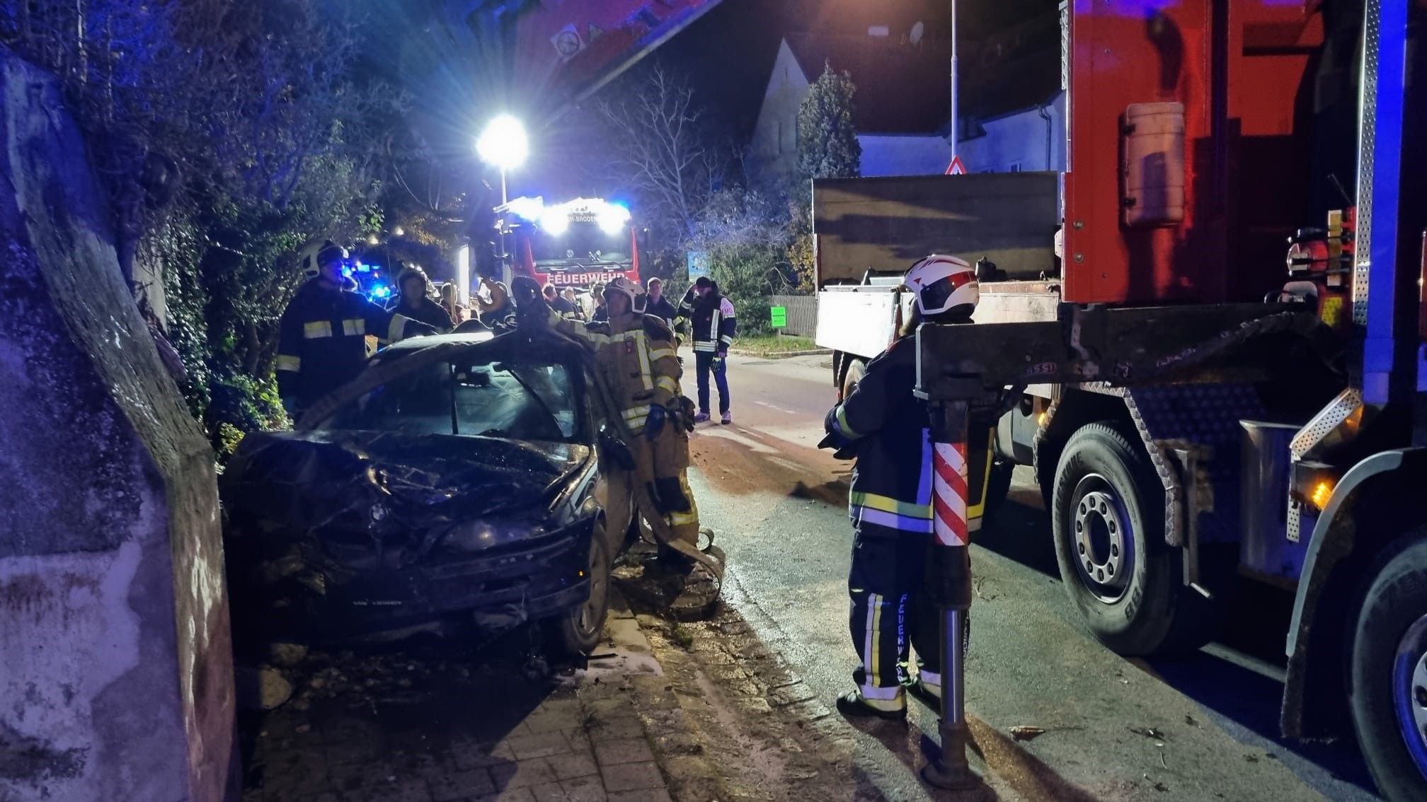 Der Lenker krachte mit einem nicht zum Verkehr zugelassenen Pkw in einen anderen Wagen und in eine Mauer.