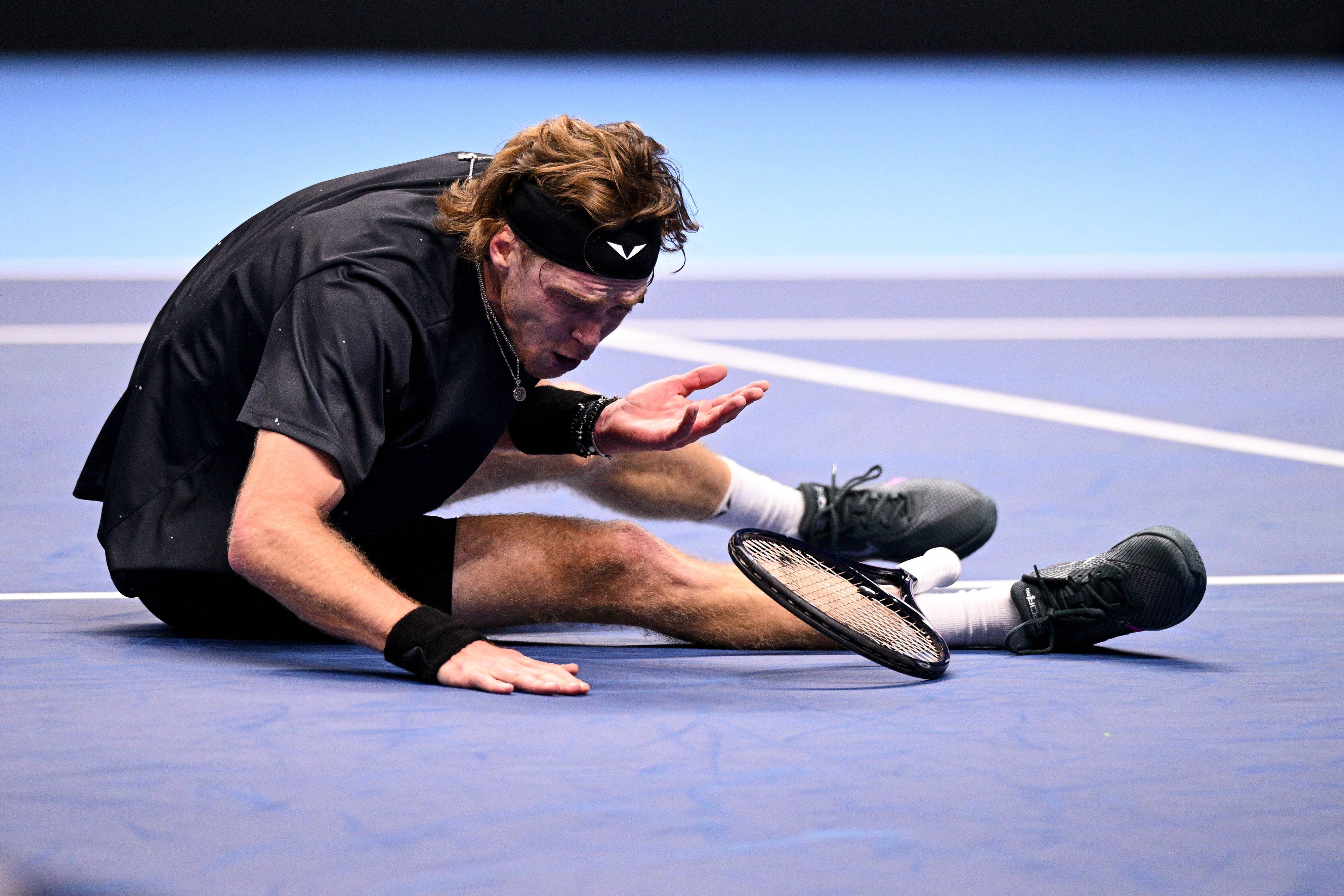 Andrej Rublew stürzt und flucht in seinem Auftaktspiel in Turin.