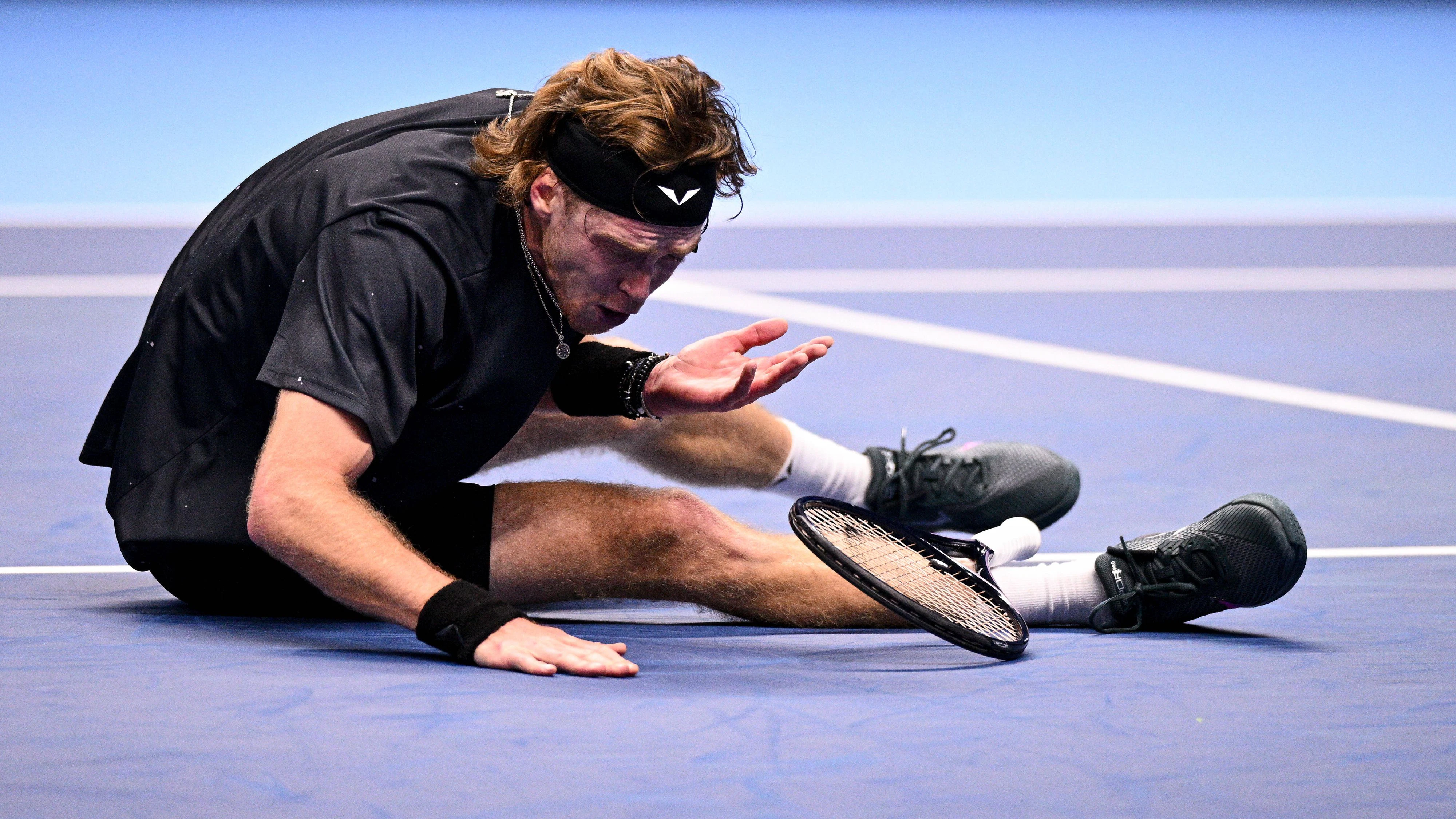 Andrej Rublew stürzt und flucht in seinem Auftaktspiel in Turin.