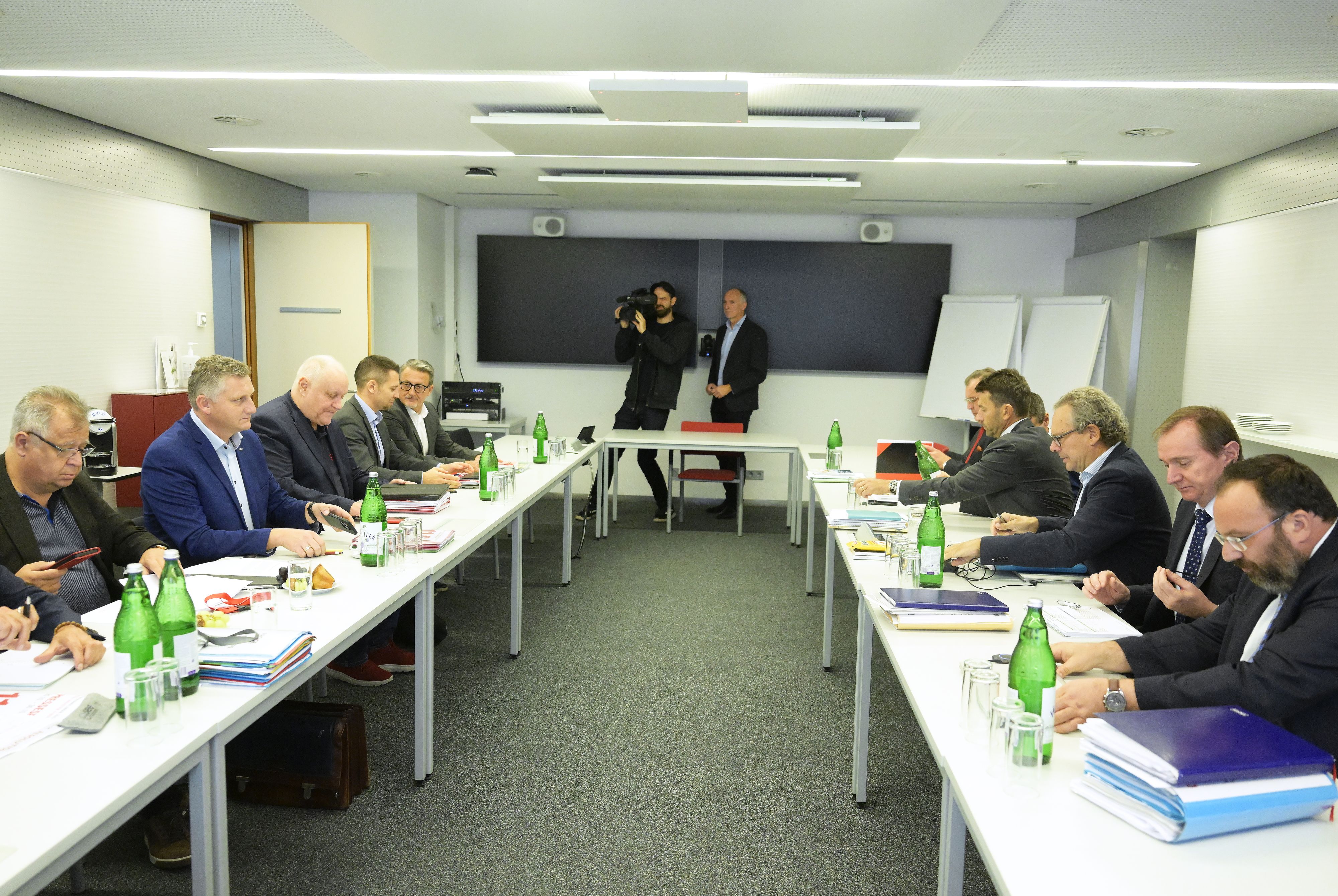 Seit 11 Uhr wird ununterbrochen in der WKÖ verhandelt - hier ein Foto vom vergangenen Donnerstag.