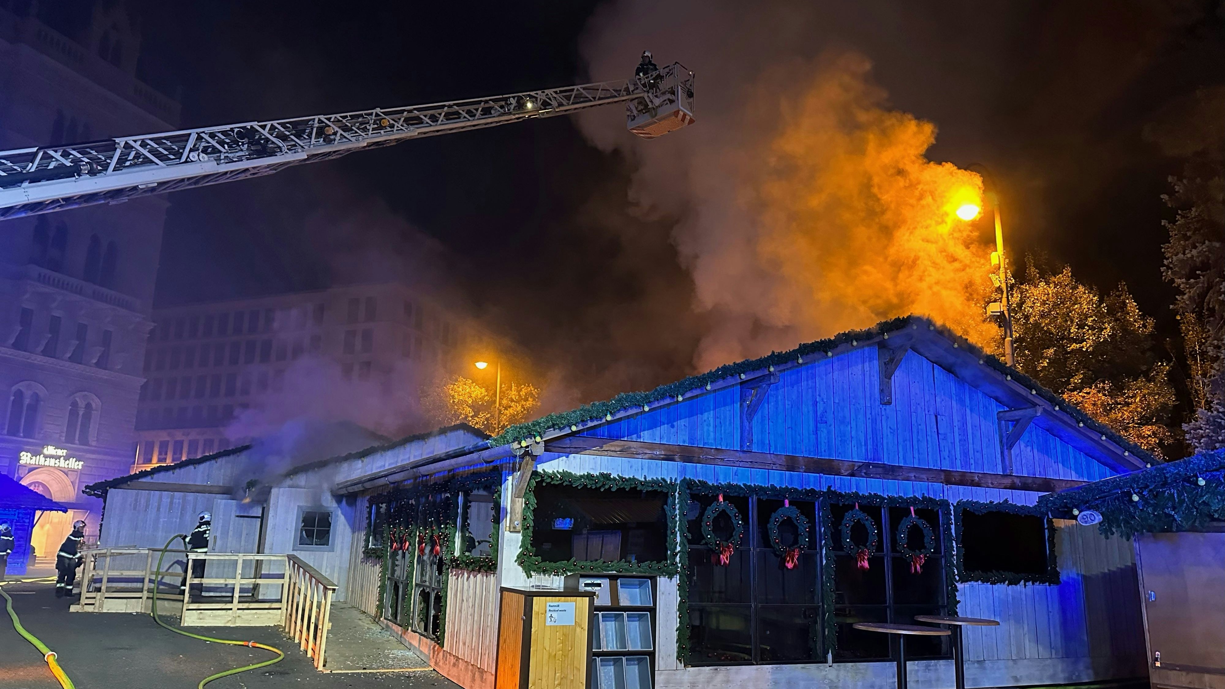 Der erleuchAm Rathausplatz brannte es in der Nacht auf Montag lichterloh.  Die Feuerwehr gab ihr Bestes um den Brand zu löschen.tete Weihnachtsbaum vor dem Rathaus in Wien.