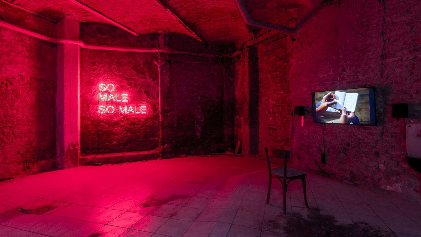 Neonlichter erhellen die Räume