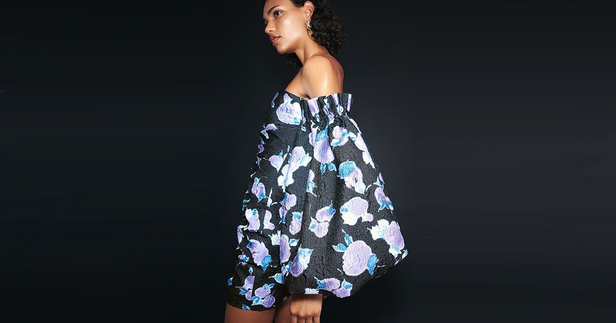 Rotate zeichnet sich vor allem durch knappe Party-Styles, hohe Stehkragen und voluminösen Ärmel aus.