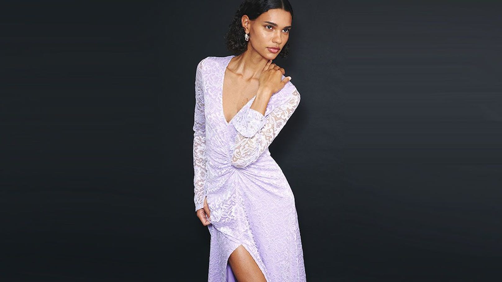 Das "Sierra Dress" vermittelt in Midilänge und mit langen Ärmeln kühle Eleganz.
