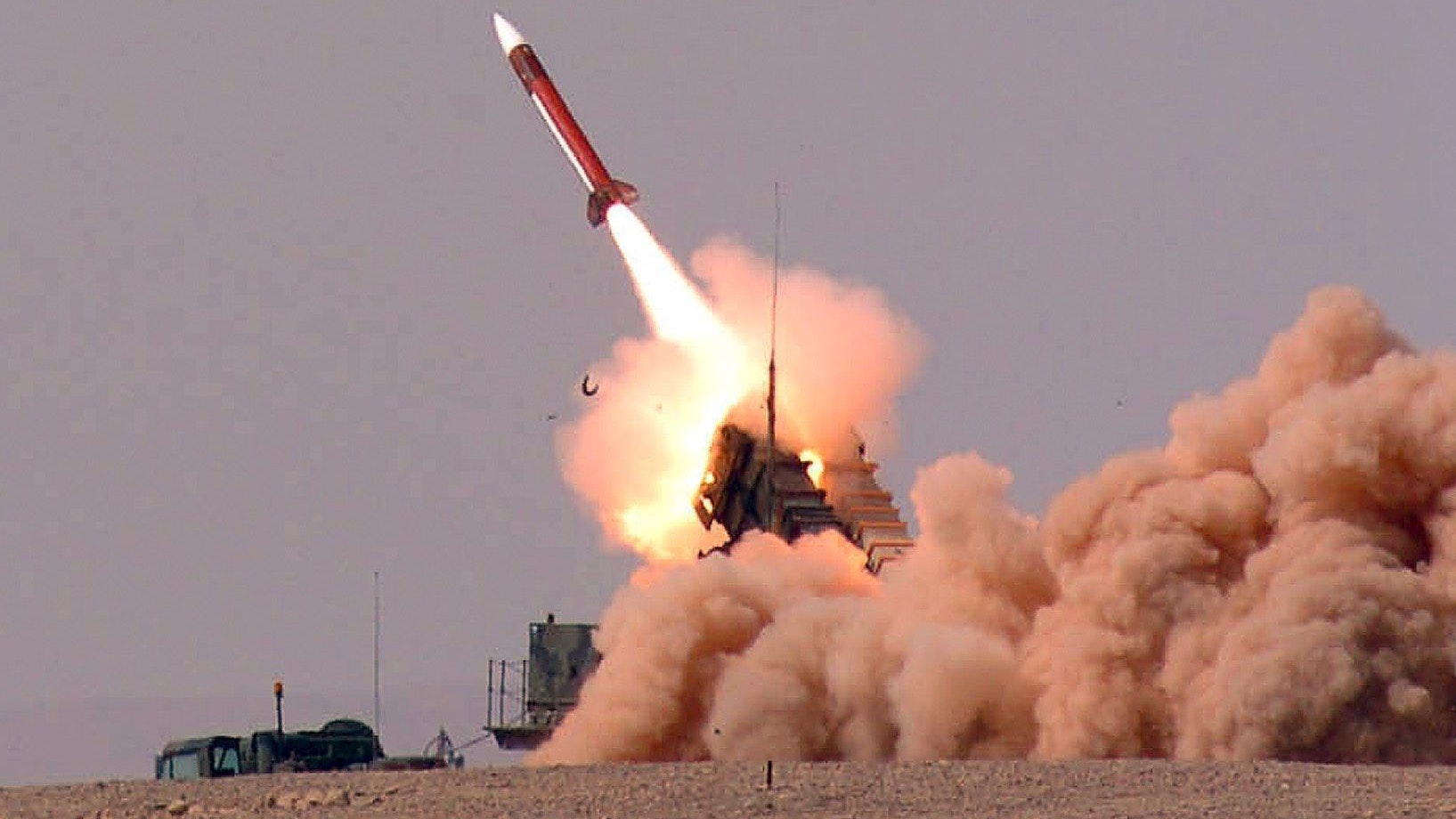 Ein Patriot-Abwehrsystem schießt eine Rakete ab.