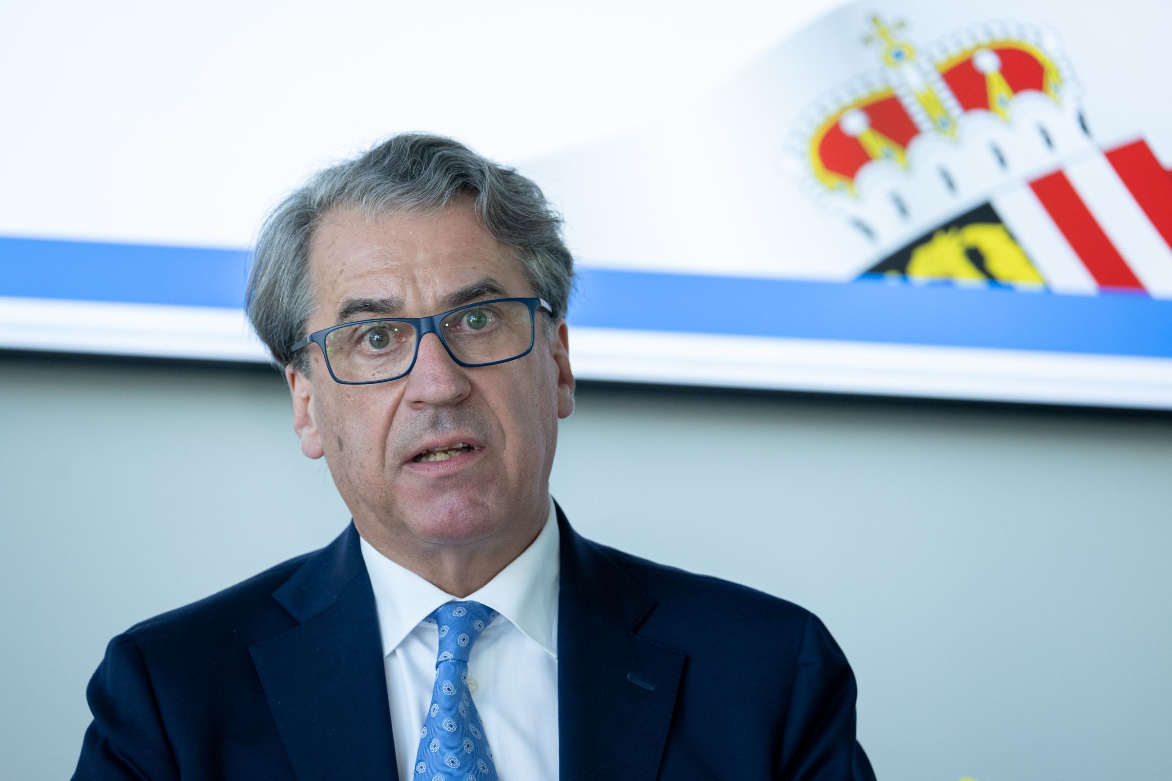 Stefan Pierer tritt als Chef des kriselnden KTM-Konzerns zurück, Gottfried Neumeister übernimmt die Führung.