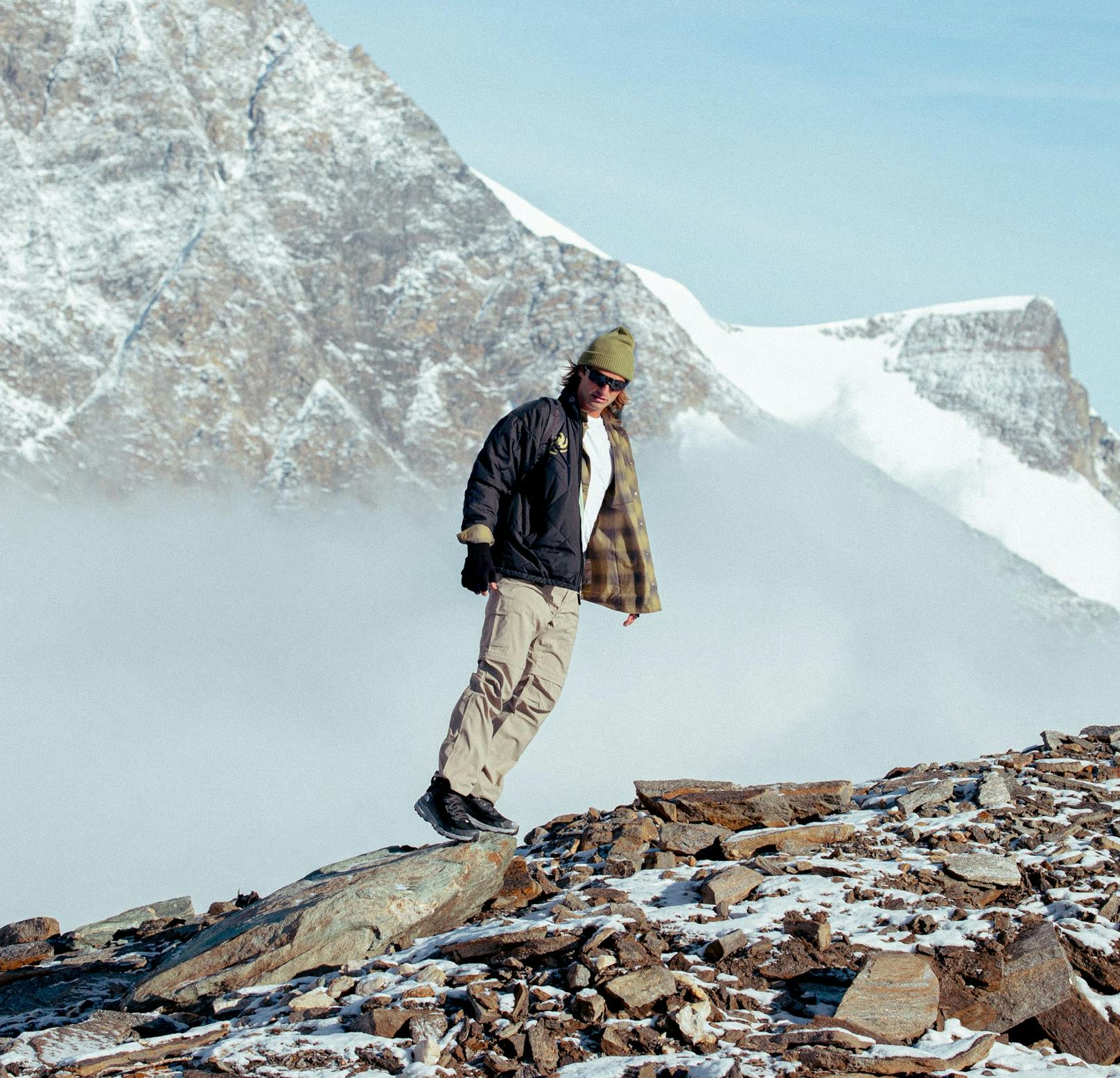 Pat Burgener zeigt die neueste Wandermode für den Winter vor.