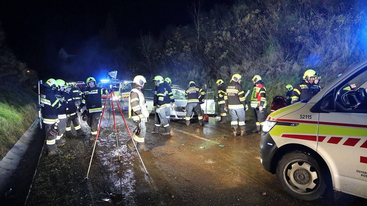Am Montag (13.11.2023) kam es in Knittelfeld zu tödlichen Verkehrsunfall – der 17-jährige Lenker starb.