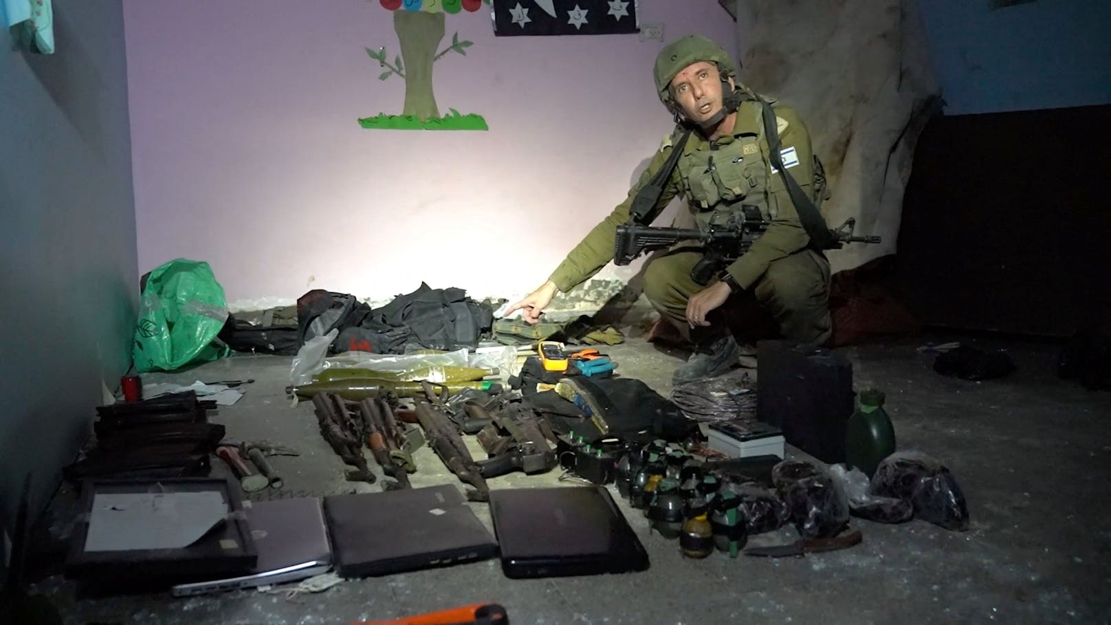 Der israelische Armeesprecher Daniel Hagari präsentiert Beweise, dass die Terrormiliz Hamas ein Krankenhaus als Waffenversteck verwendet hat. 