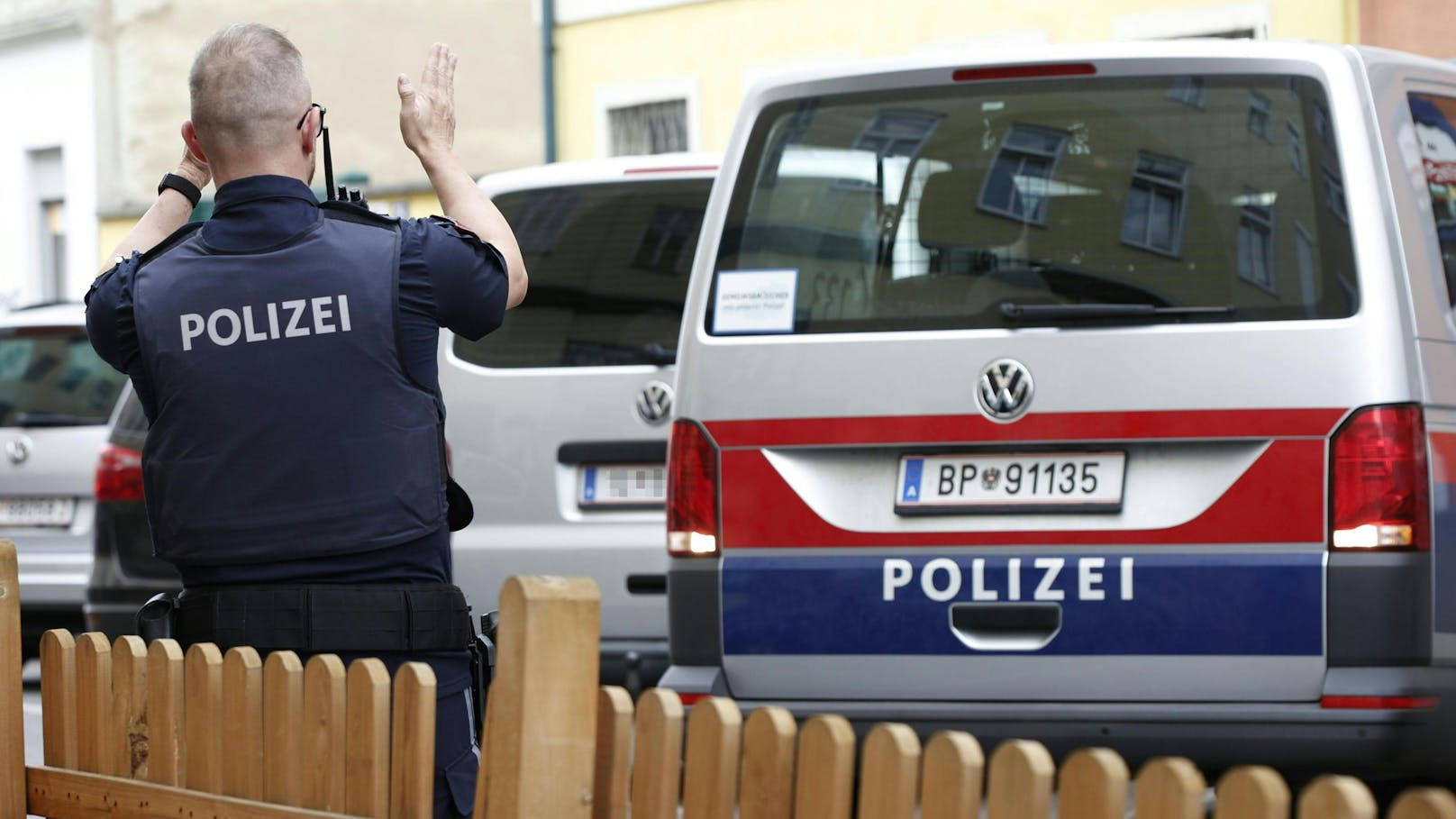 Mann (33) geht auf Einsatzkräfte in Wien los