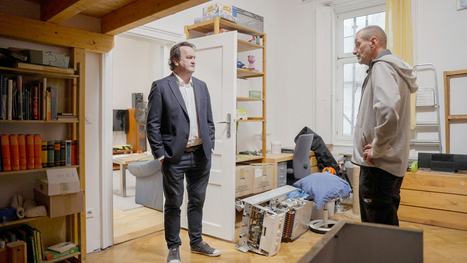 Hanno Settele im Gespräch mit Mieter Christian Binder, der seit 35 Jahren in seiner Wohnung lebt und die er jetzt verlassen soll.