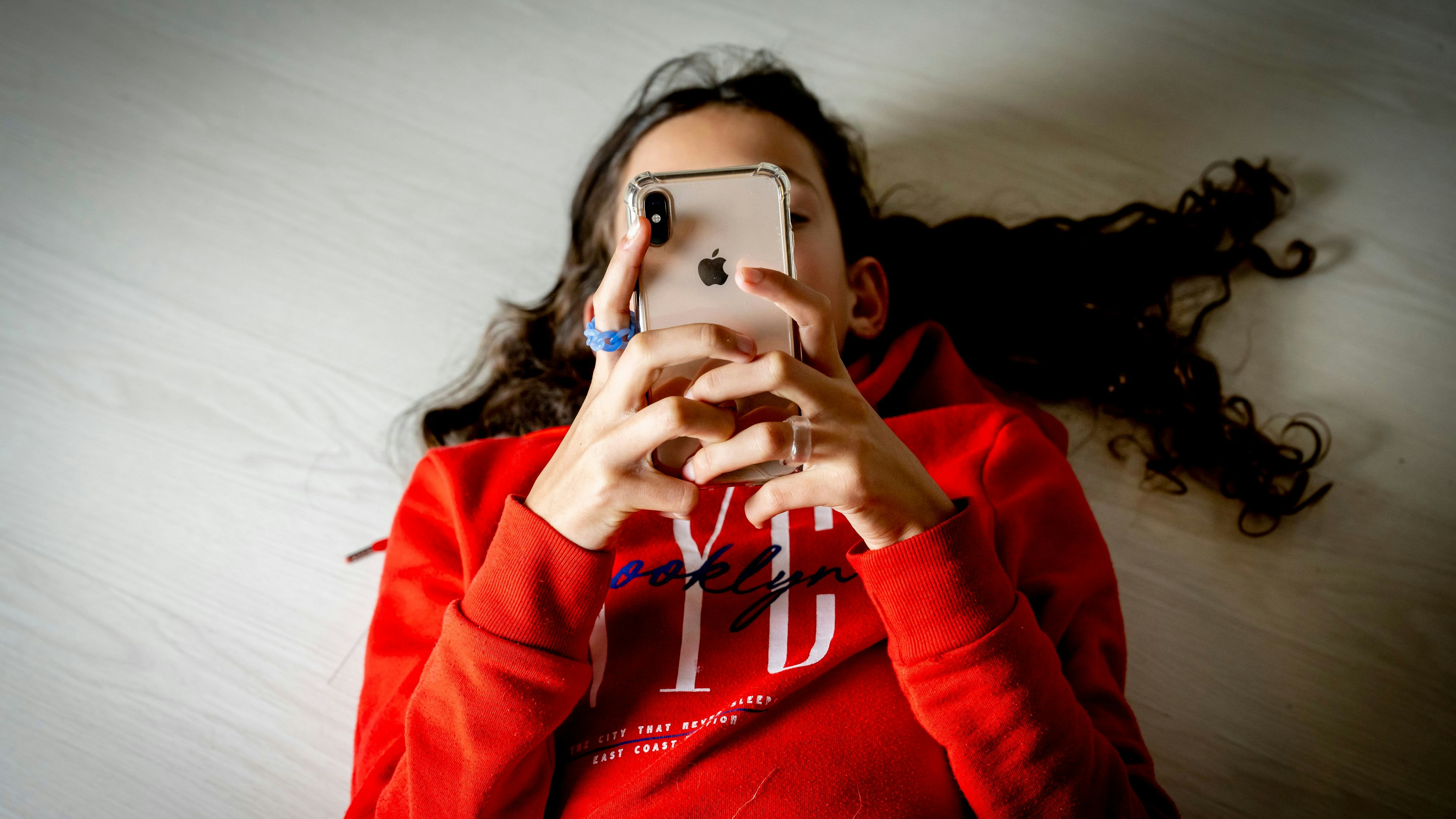 Download von www.picturedesk.com am 14.11.2023 (11:15).  ACT -- ROTTERDAM - A girl is watching tiktok on her phone. TikTok is a social media app that allows short music videos to be made and shared. The videos can have a length of 3 to a maximum of 30 seconds. Videos of 3 minutes can also be made. Robin UtrechtROTTERDAM - A girl is watching tiktok on her phone. TikTok is a social media app that allows short music videos to be made and shared. The videos can have a length of 3 to a maximum of 30 seconds. Videos of 3 minutes can also be made. / 180123 - 20230118_PD18156 - Rechteinfo: Rights Managed (RM)