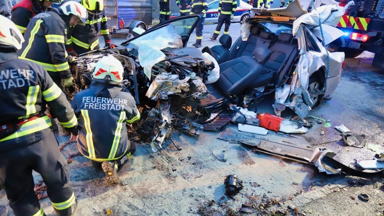 Für den Lenker des Pkw kam jede Hilfe zu spät, der Beifahrer überlebte schwer verletzt. 