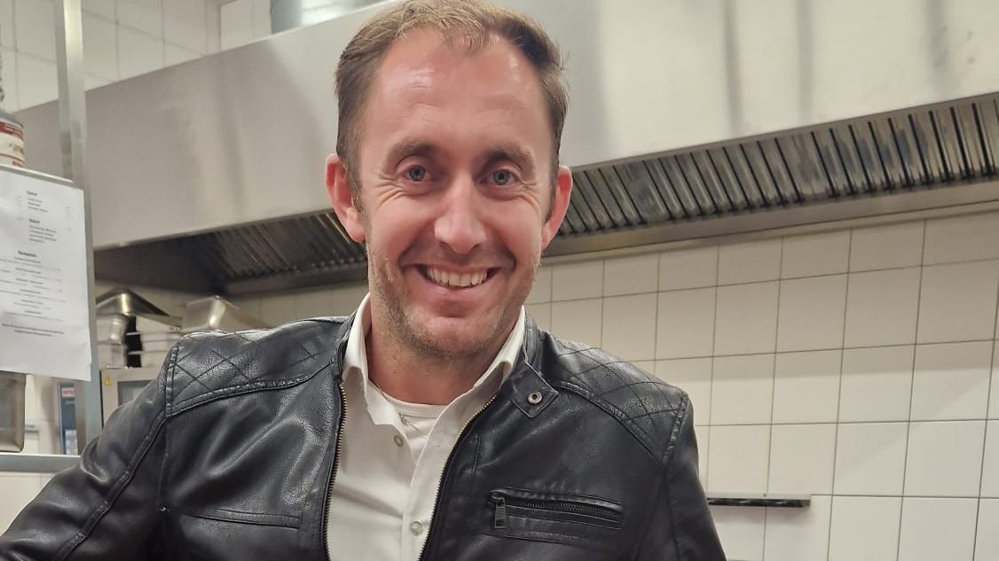 Vlash "Alby" Ndokaj sucht dringend einen Koch für sein Gasthaus.