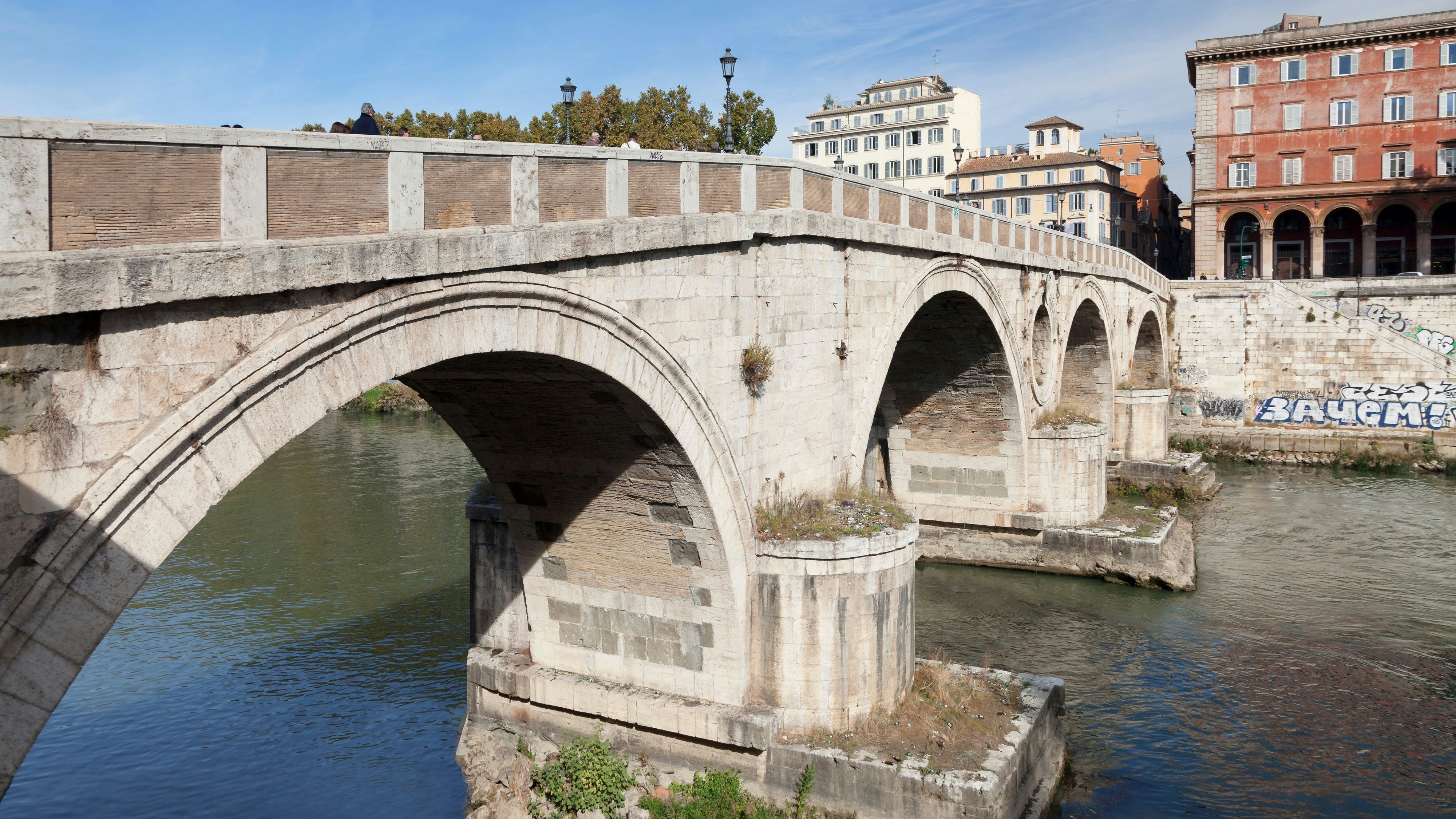 Ein 23-jähriger Österreicher stürzte von der Garibaldi-Brücke rund zwölf Meter in die Tiefe.