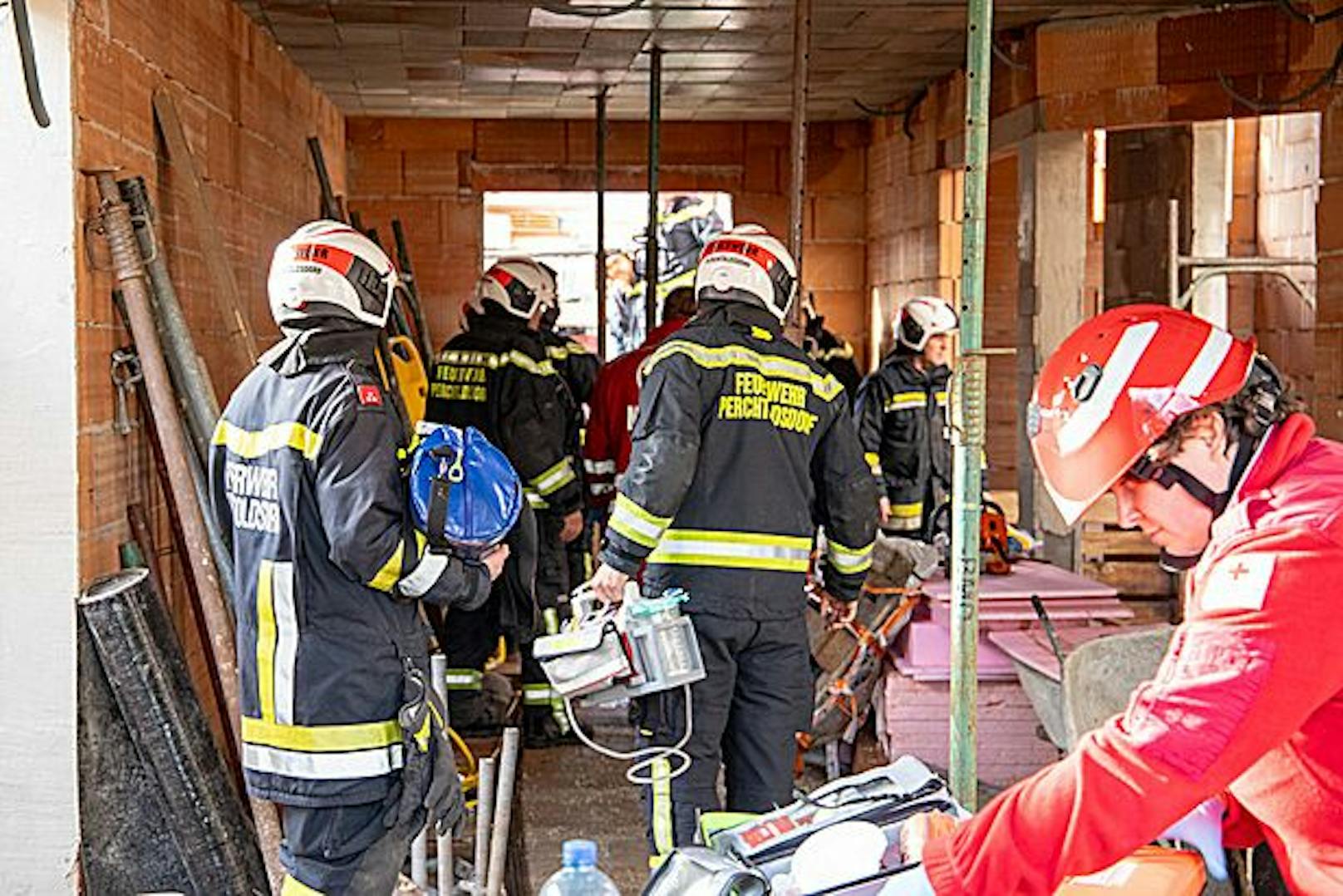 Eine Person wurde durch herabfallende Trümmer eingeklemmt. 