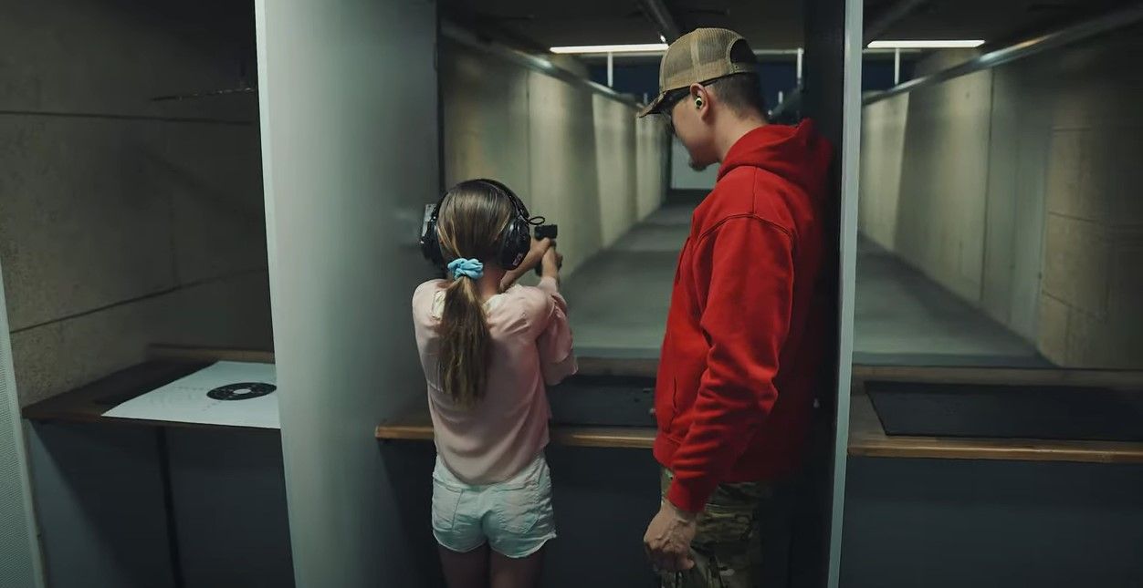 Im Mittelpunkt der Kritik: Ein zwölfjähriges Mädchen übte im Schießzentrum Innviertel an einer Waffe. Daneben steht ein Schießtrainer. 