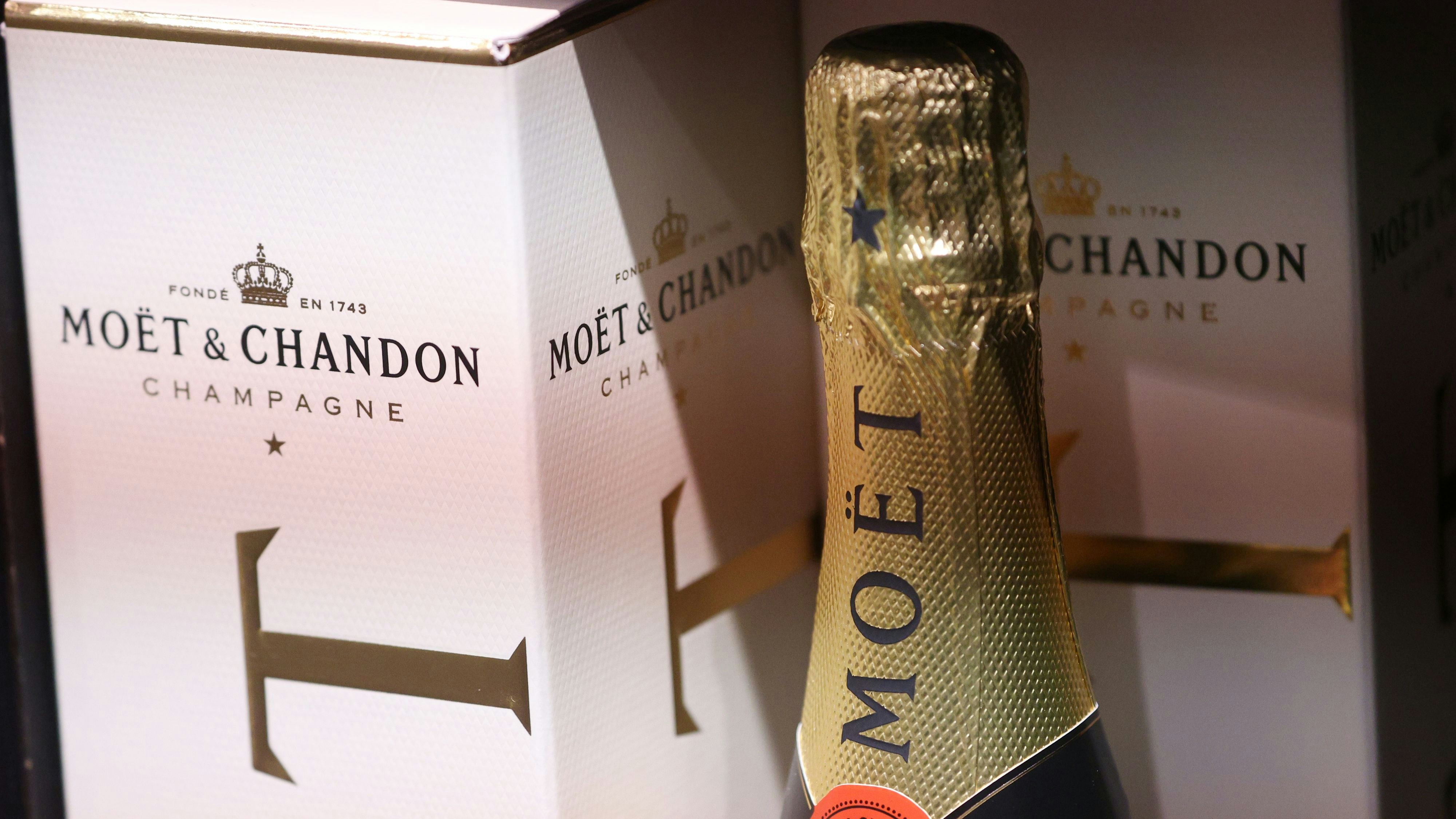 Download von www.picturedesk.com am 14.11.2023 (10:47).  MOSCOW, RUSSIA - JULY 5, 2021: Moet Hennessy sparkling wines on sale in a supermarket. On July 2, 2021, President Vladimir Putin signed a new law allowing the term champagne to be used only for the sparkling wines produced in Russia and requiring all non-Russian producers, including the French, to add the sparkling wine label on the back of the bottles delivered to Russia. The French champagne maker Moet Hennessy suspended deliveries to Russia due to the new law, though later agreeing to add the sparkling wine label and to resume deliveries in compliance with Russias new legislation. Sergei Bobylev/TASS - 20210705_PD7212 - Rechteinfo: Rights Managed (RM)