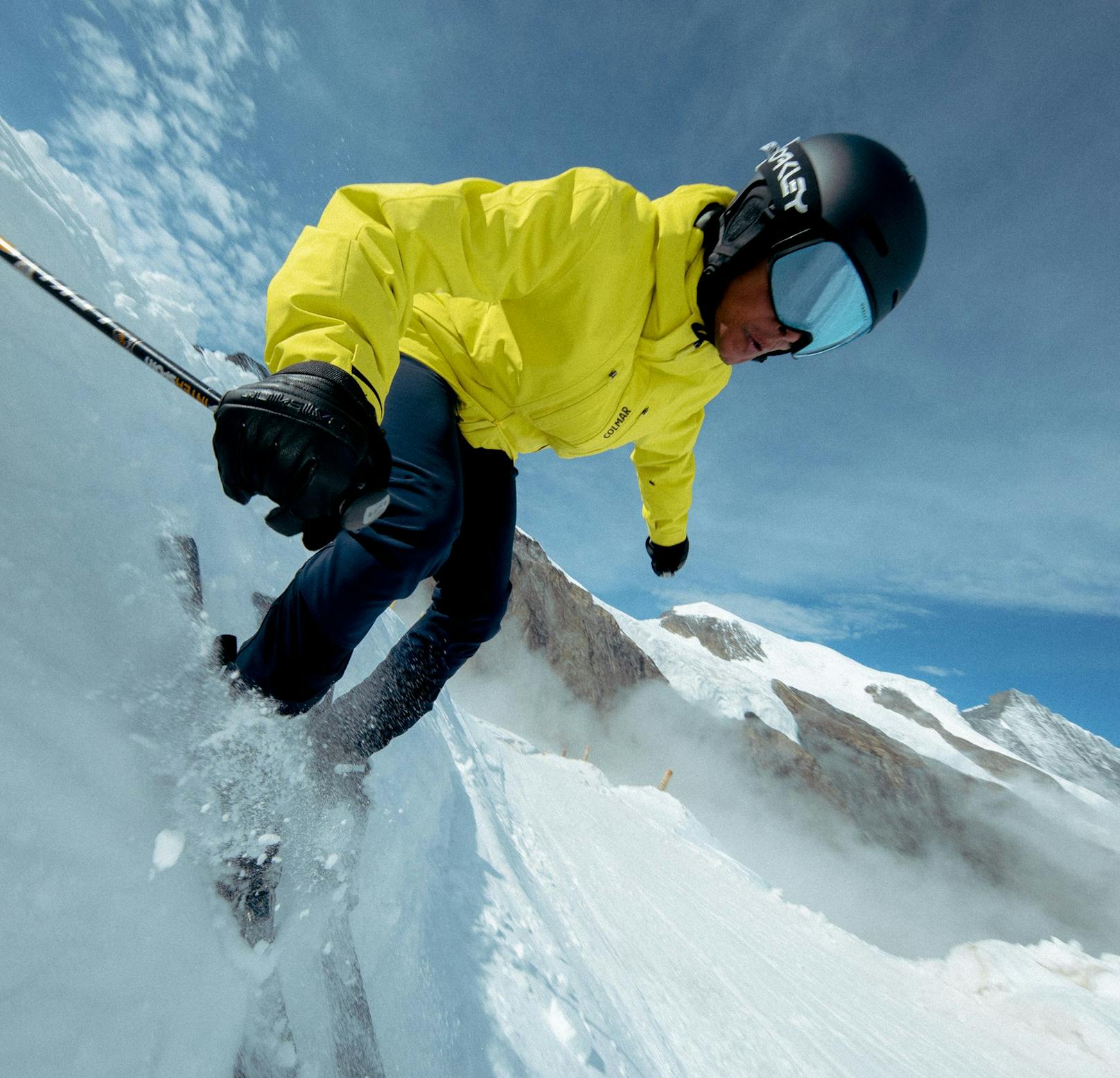 Snowboarder Kevin Ignacia - fährt für den Zalando Snowdown auch Ski. Seine Looks gibt es <a rel="nofollow" href="https://www.zalando.at/outfits/Y0PKW8lFRMS/"><strong>HIER</strong></a>.