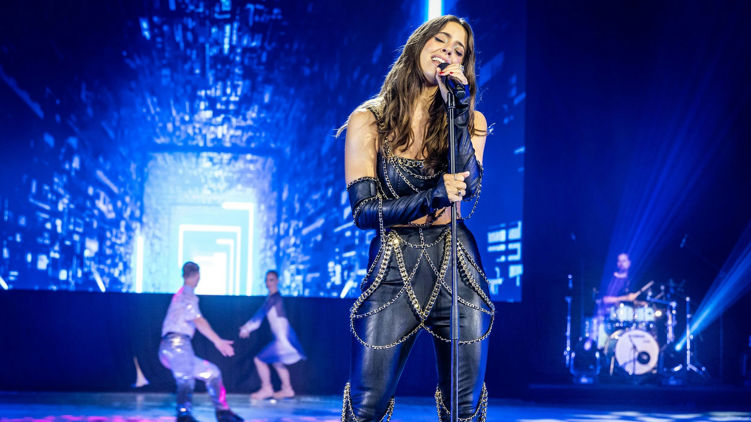 Vanessa Mai singt live bei "Holiday on Ice" in Wien