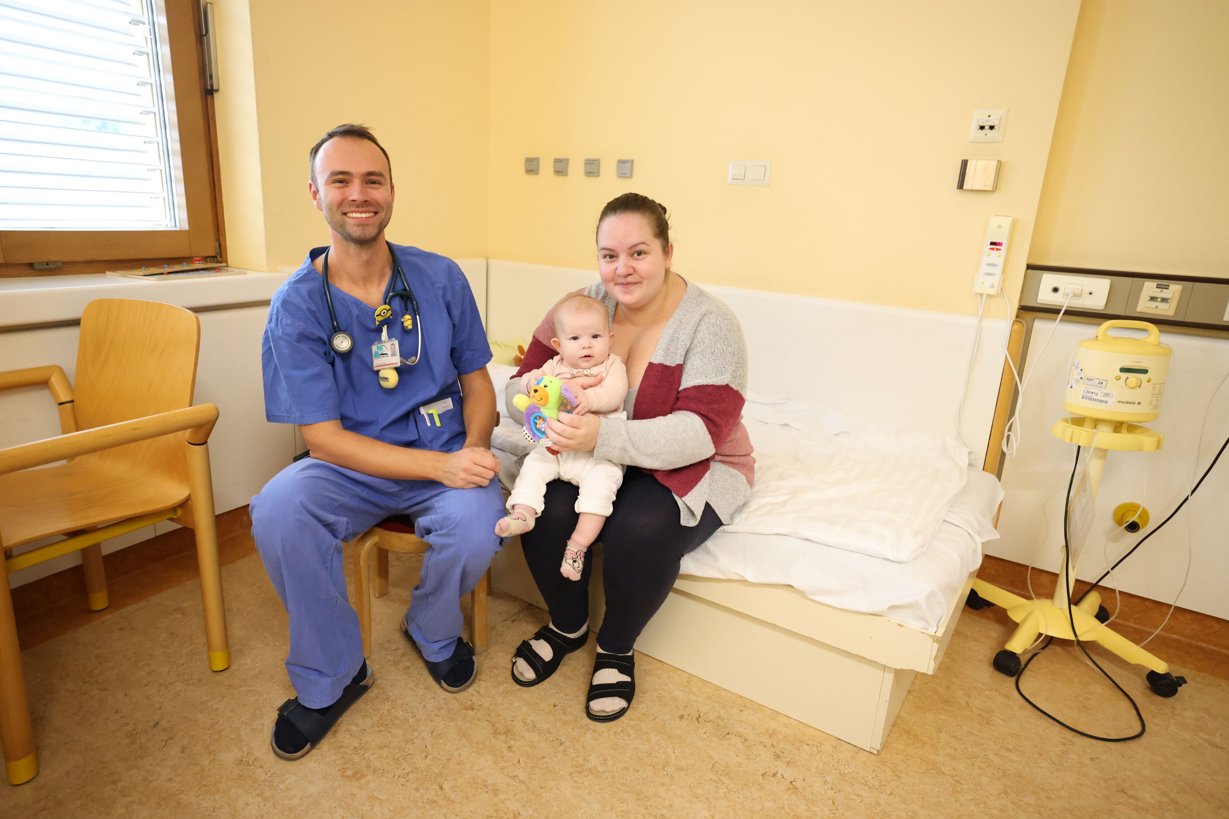 Die tapfere Lana mit Mama Bianka (27) und Dr. Tomas Gombala, Kinderarzt an der Klinik Donaustadt.