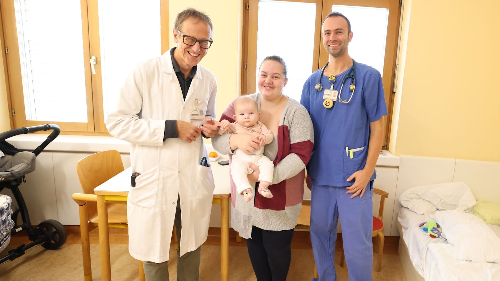 Primar Herbert Kurz mit Lana und Mama Bianka sowie Kinderarzt Tomas Gombala.