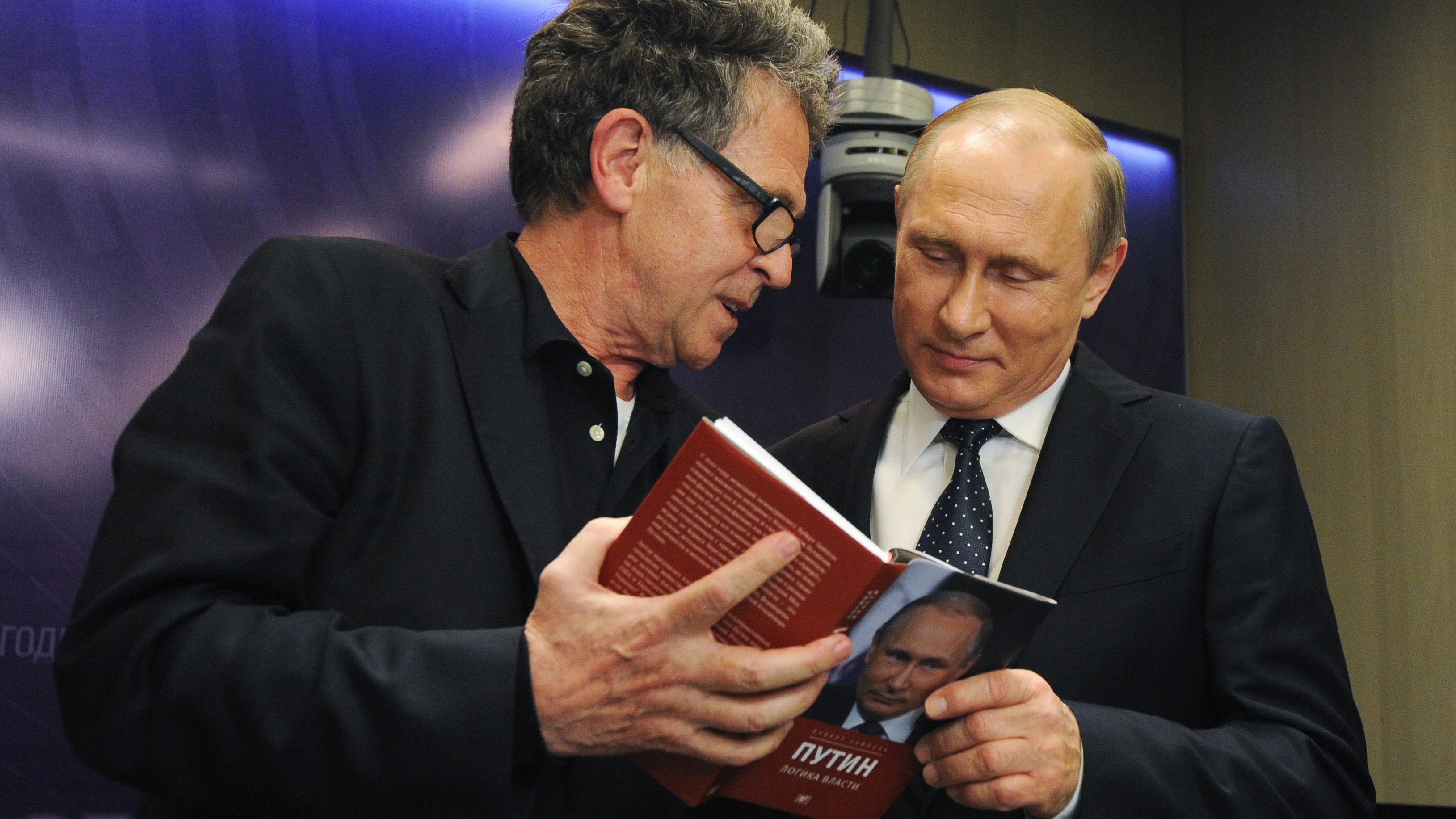 Hubert Seipel im Juni 2016 zusammen mit Wladimir Putin bei einer Buchpräsentation.