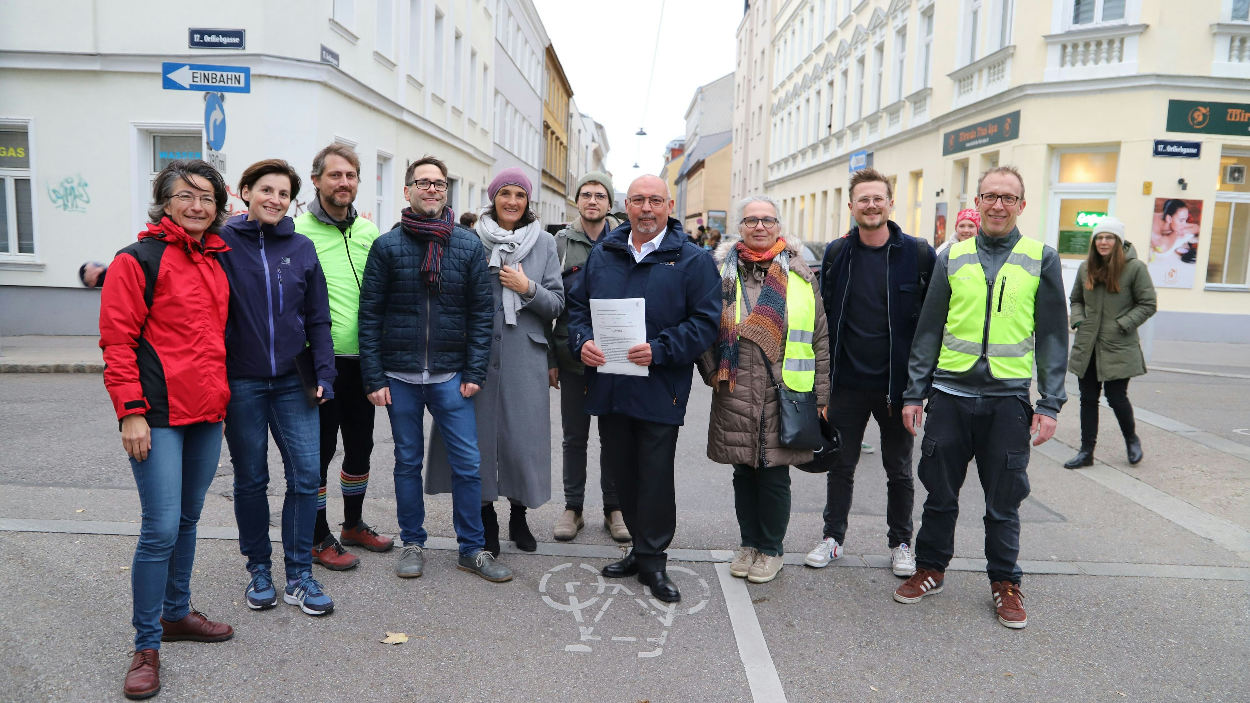 Die Initiatoren der Initiative mit der Bezirksvorstehung Hernals (BV und Stellvertreterin)