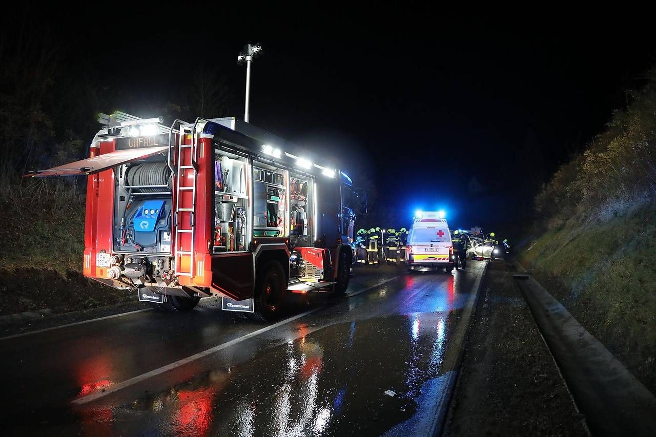 Am Montag (13.11.2023) kam es in Knittelfeld zu einem tödlichen Verkehrsunfall – der 17-jährige Lenker starb.