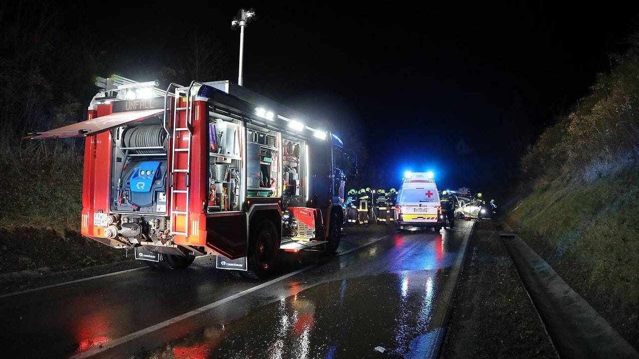 Am Montag (13.11.2023) kam es in Knittelfeld zu tödlichen Verkehrsunfall – der 17-jährige Lenker starb.