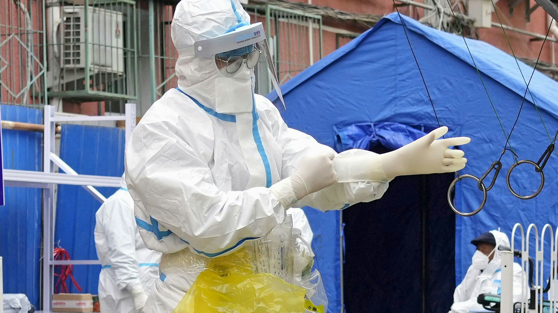 Download von www.picturedesk.com am 14.11.2023 (14:35).  ACT Zero COVID policy in China -- An official in protective gear stands in front of a building in Beijing where public access is prohibited due to COVID-19 cases on Nov. 22, 2022. (Kyodo).==Kyodo. / action press - 20221123_PD4643 - Rechteinfo: Rights Managed (RM)