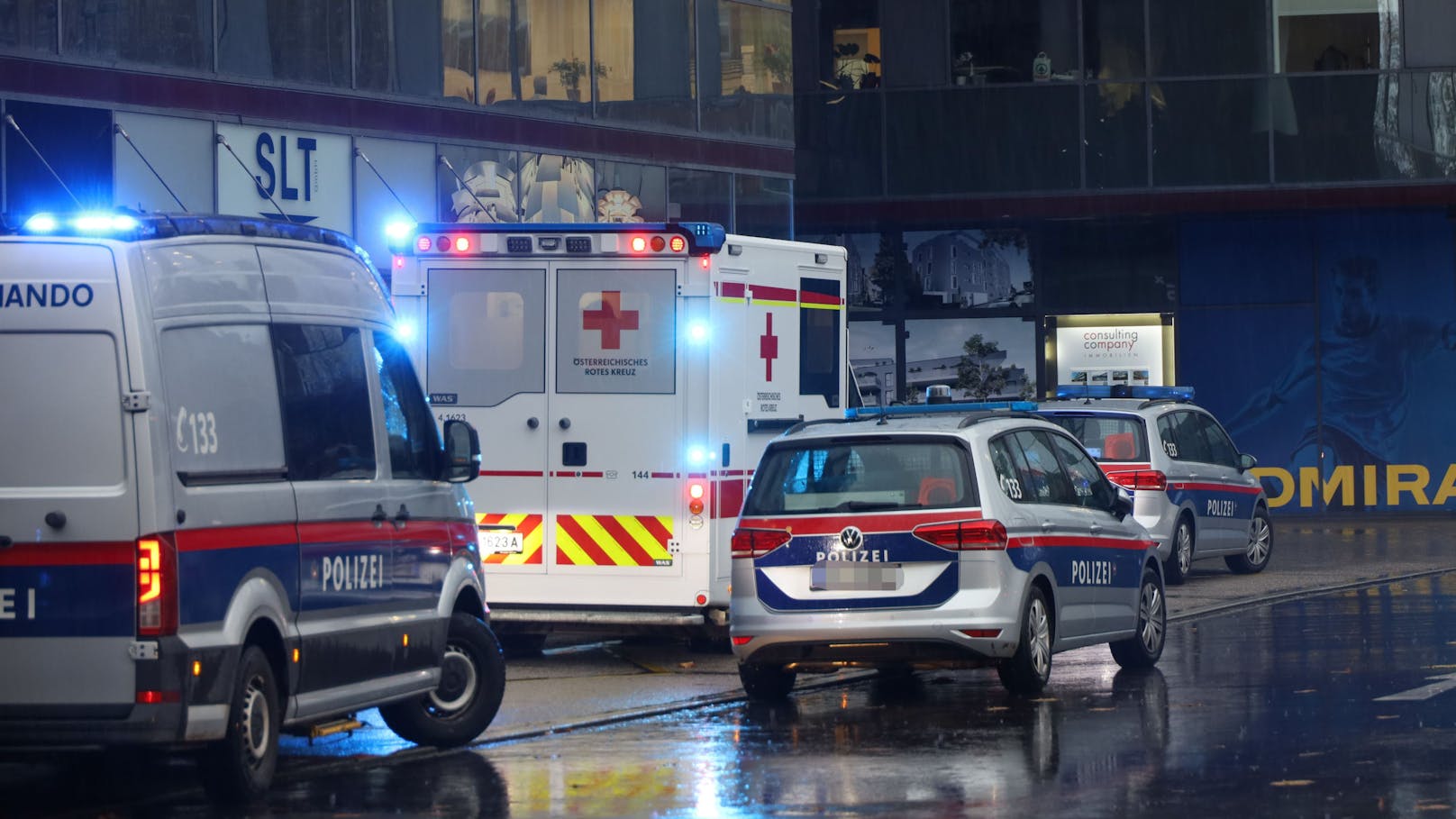 Im Bereich des Busterminal vor dem Welser Hauptbahnhof ist am Dienstagfrüh laut ersten Informationen eine "junge Person" von einem Bus erfasst und dabei schwer verletzt worden.