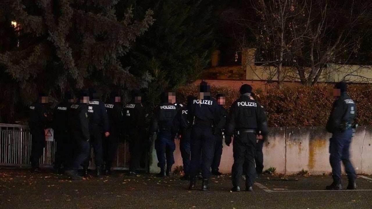 Heute.at - Häftling mit kaputtem Knie lief in Handschellen davon