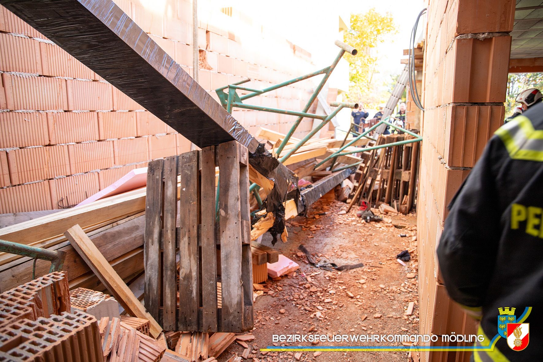 Die Arbeiter wurden von einer umgestürzten Ziegelwand schwer verletzt.