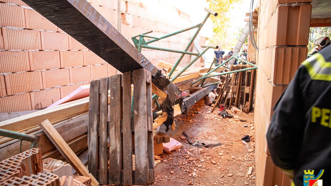 Heute.at - Bauarbeiter unter Ziegelwand begraben, Heli im Einsatz