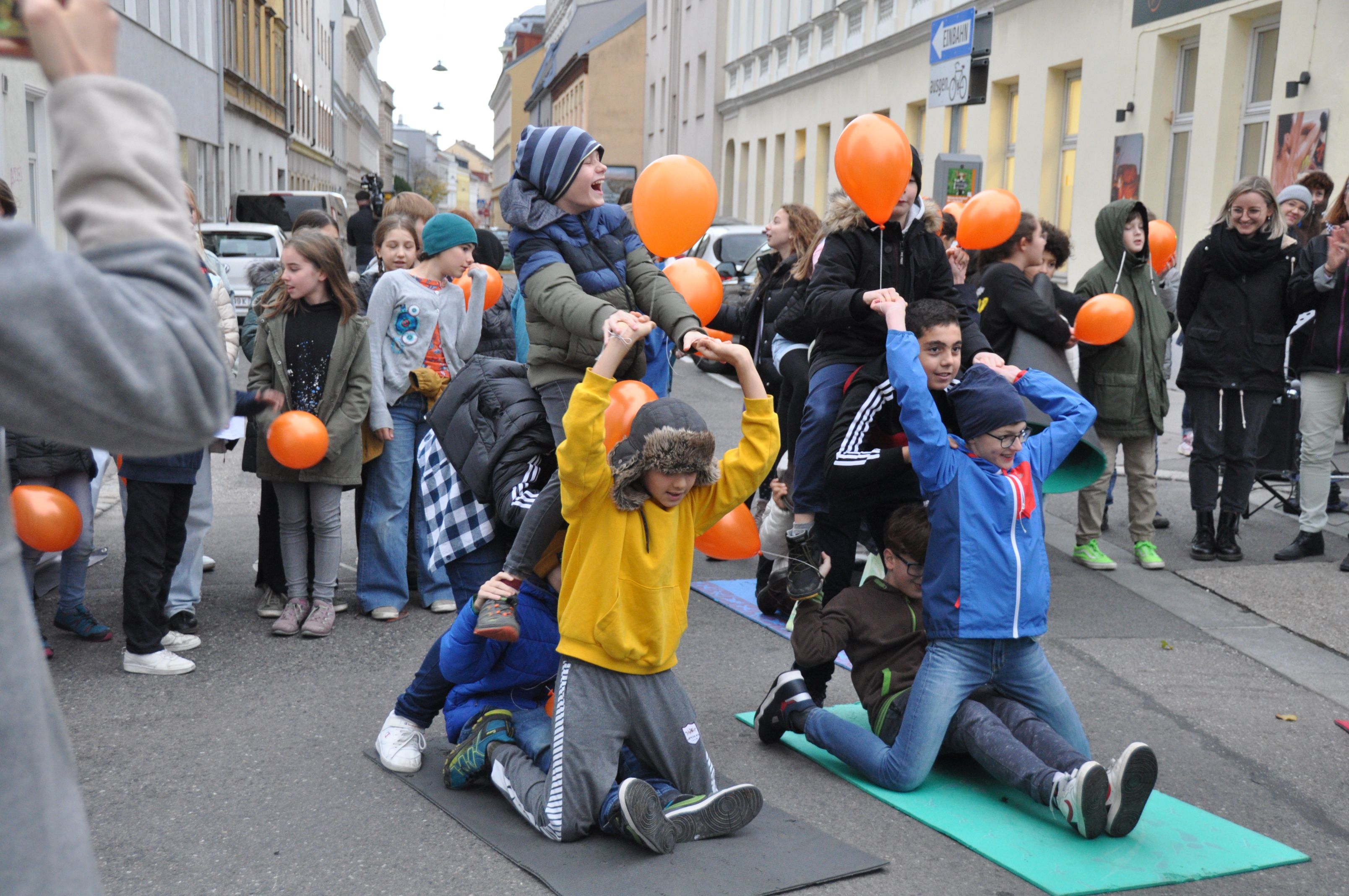 Die Initiative fordert, dass diese Verkehrsverbindung zur Fahrradstraße umgebaut wird. Zur Kick Off Veranstaltung am Dienstagnachmittag kamen viele Kinder aus den umliegenden Schulen und Kindergärten