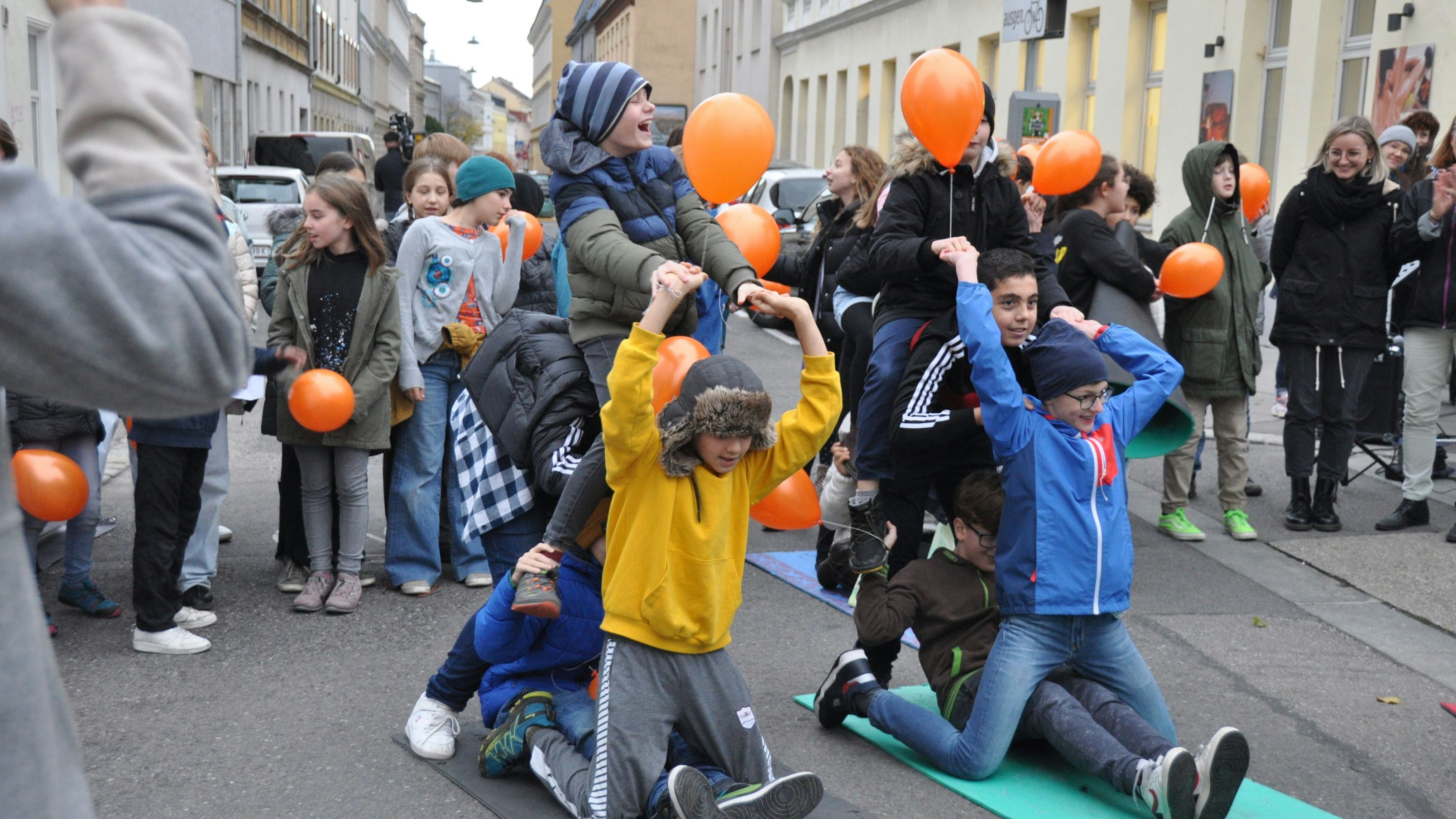 Kinder spielen Fahrrad