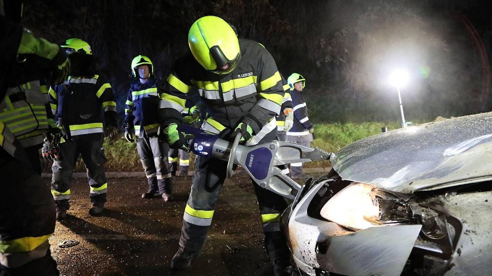 Von dem schweren Verkehrsunfall am Montagabend in Knittelfeld (Bezirk Murtal) berichtet die Landespolizeidirektion Steiermark am Dienstagmorgen.