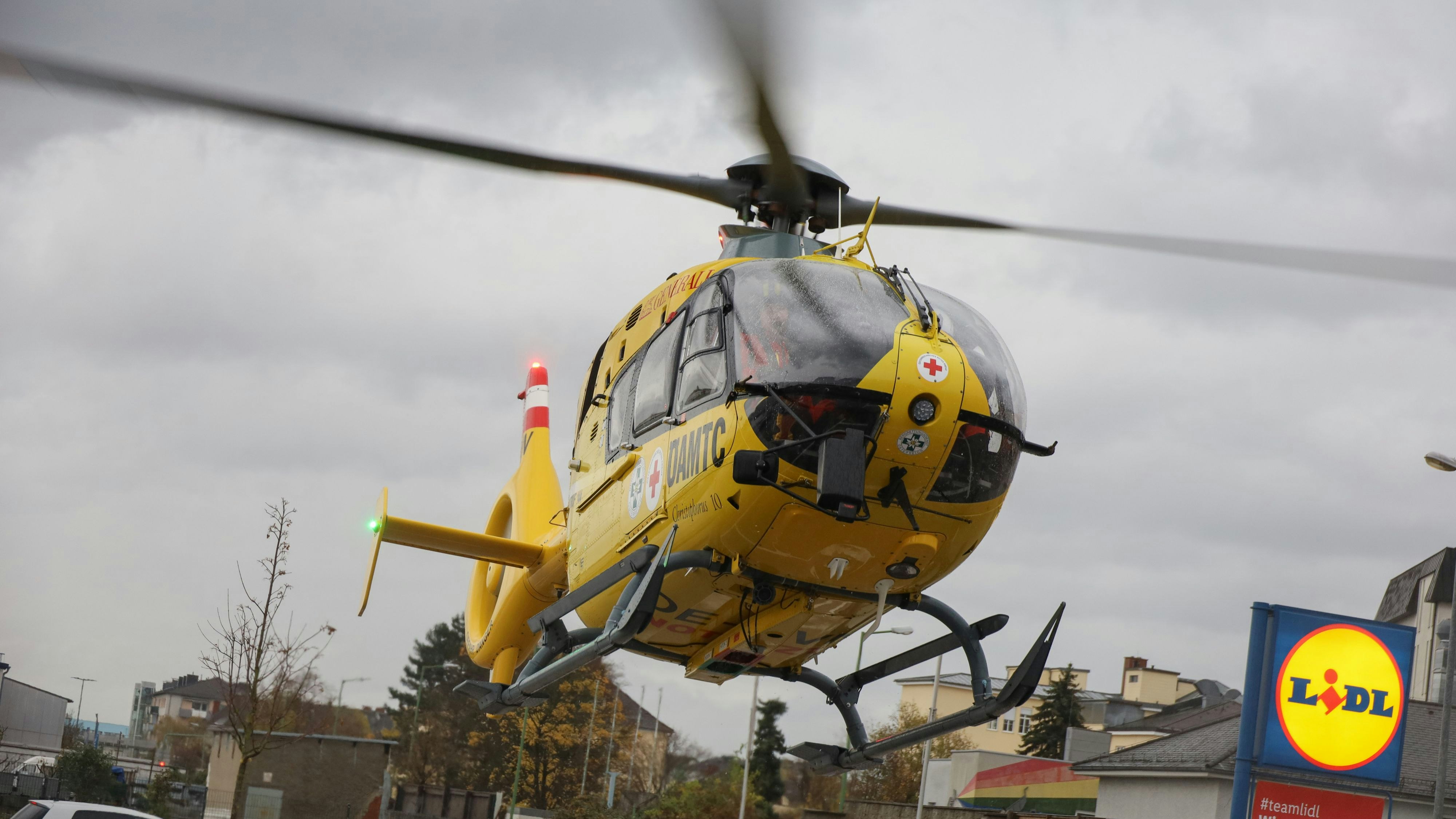 Der Helikopter landete Dienstagfrüh beim Unfallort in Wels.