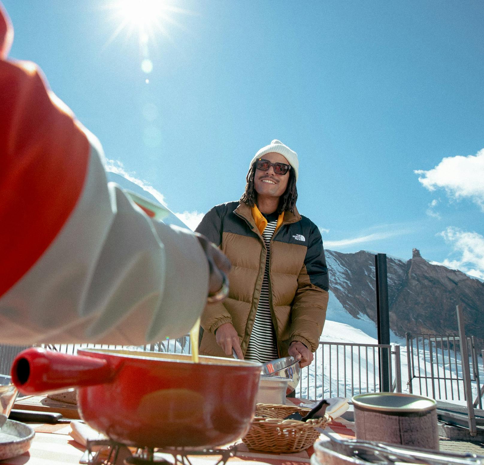 Snowboarder David Djité beim Après-Ski. <a rel="nofollow" href="https://www.zalando.at/outfits/2ylwRnGLR_q/"><strong>HIER</strong></a> gibt es seinen Look zu kaufen.