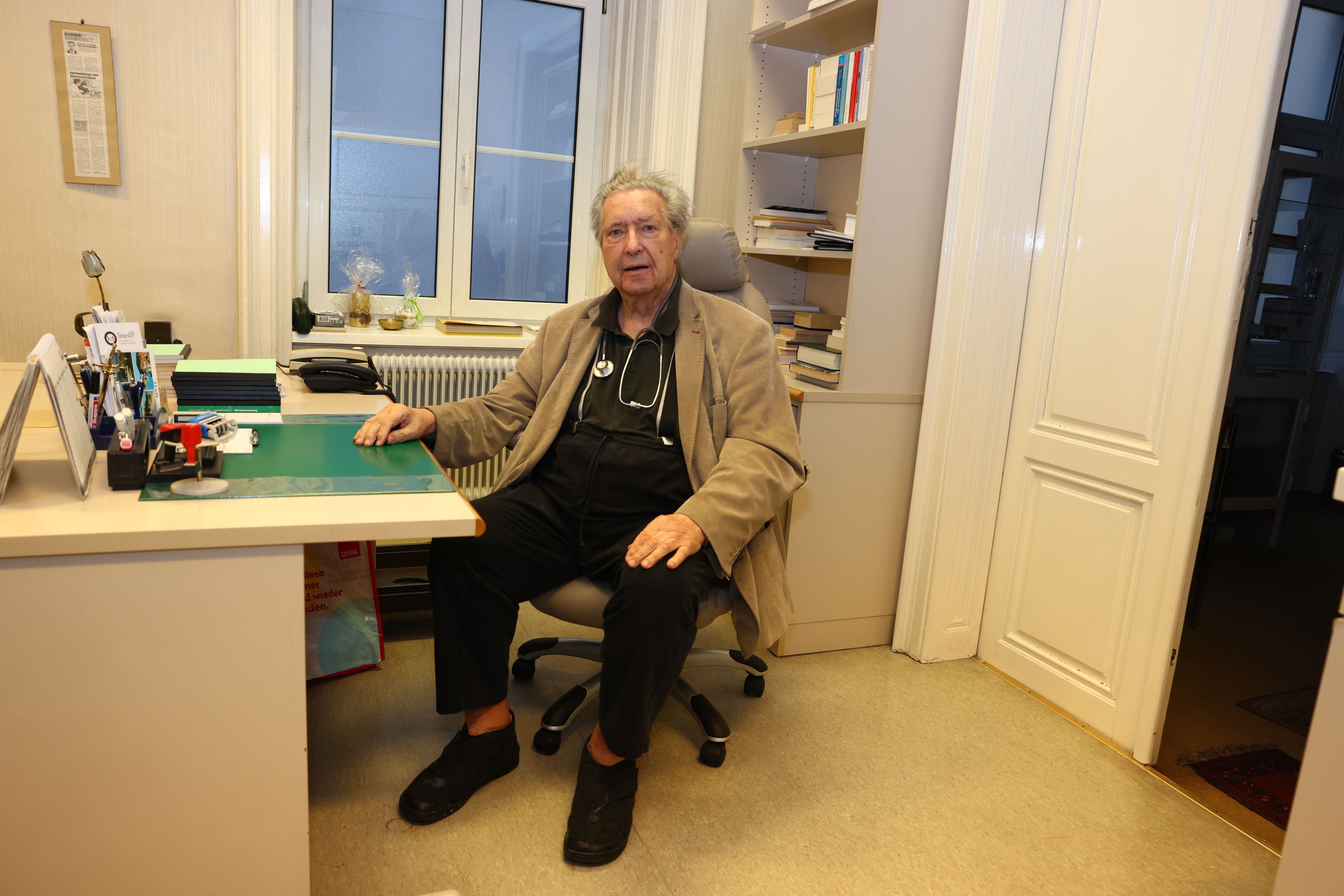 Internist Herbert Kopsa in seiner Praxis in Wien-Alsergrund