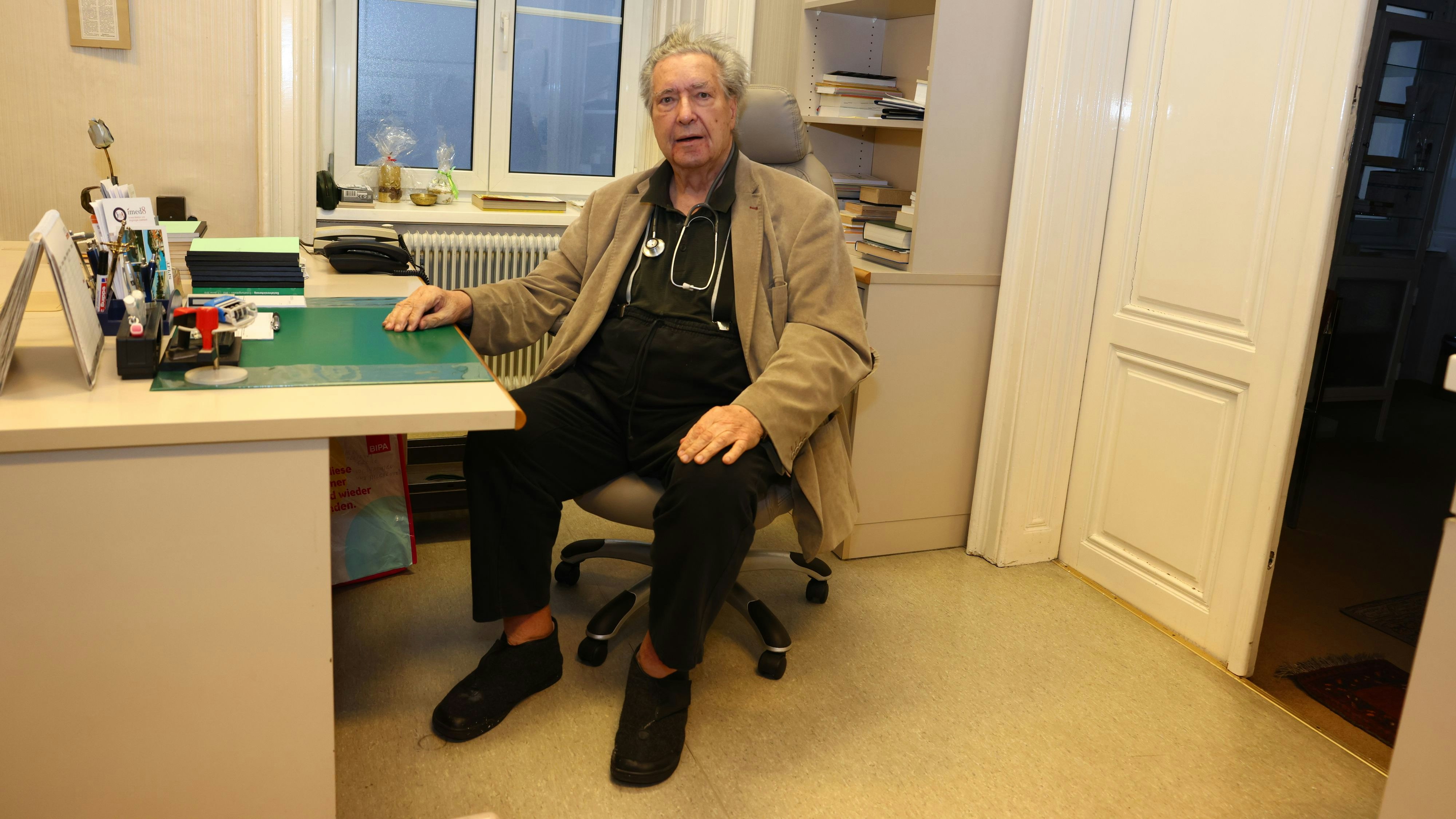 Internist Herbert Kopsa in seiner Praxis in Wien-Alsergrund