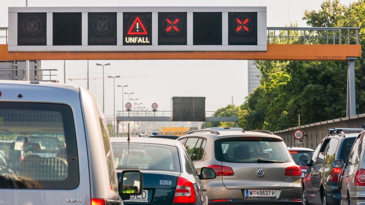 Ein Unfall auf der Südosttangente legt am Dienstagmorgen den Frühverkehr in Wien völlig lahm. (Symbolbild)