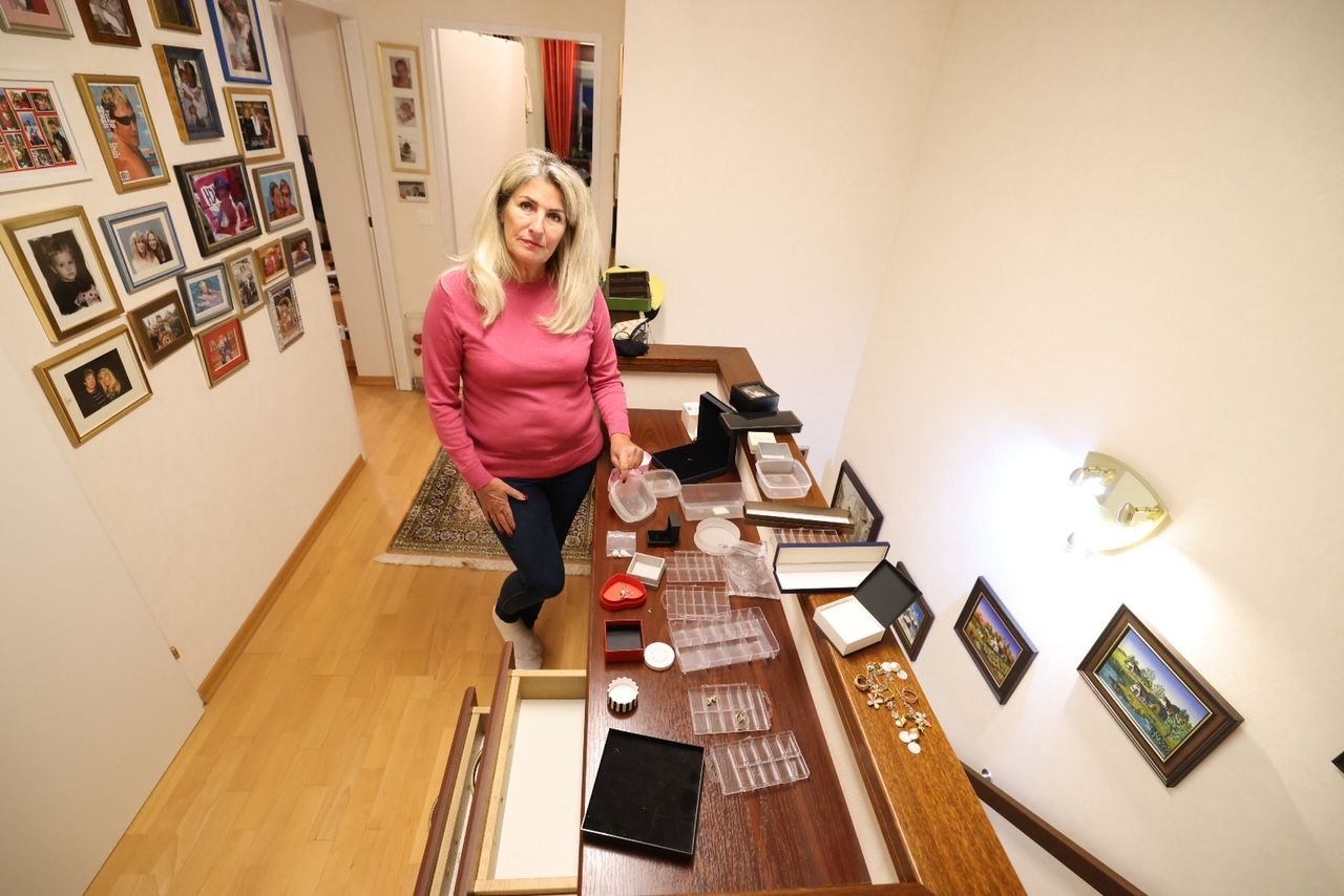 Einbruch bei Brigitte P. (68): Schmuck, Geld, Pelzmantel wurde gestohlen. Schaden: sicherlich 40.000 € aufwärts.