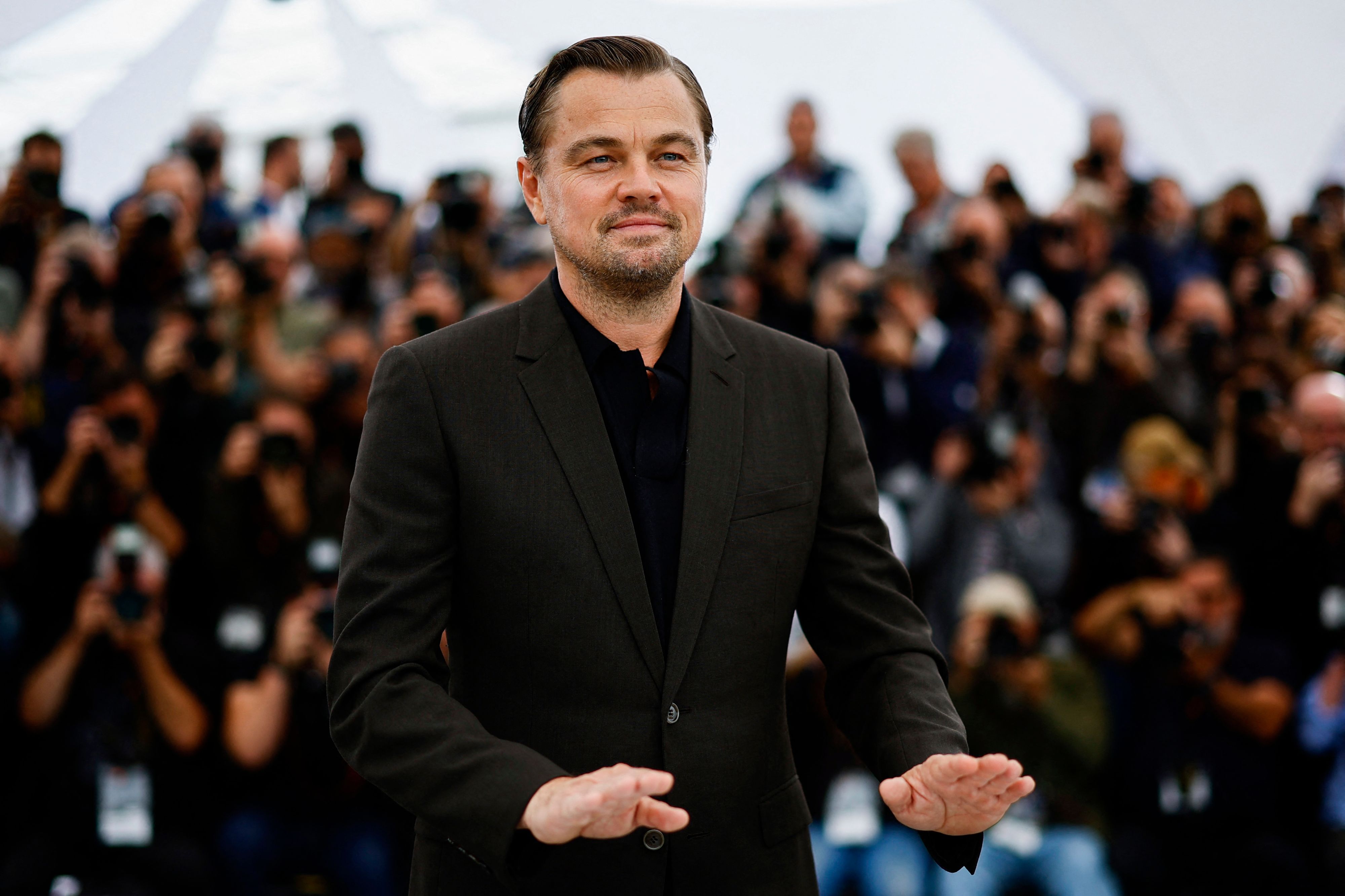 Leonardo DiCaprio zeigt zu seinem Geburtstag, dass er nicht nur Schauspielen kann.